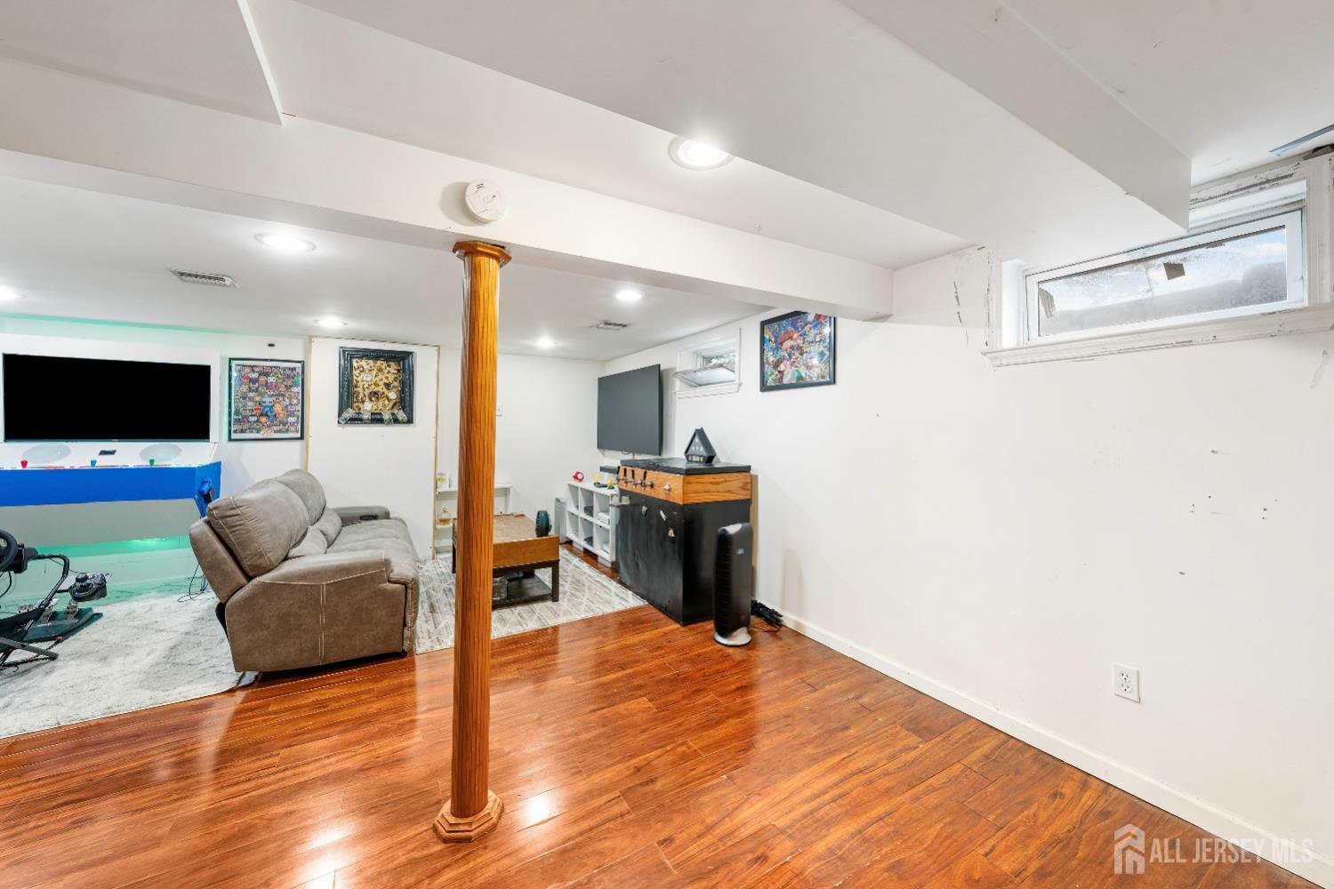 23 Pine Avenue