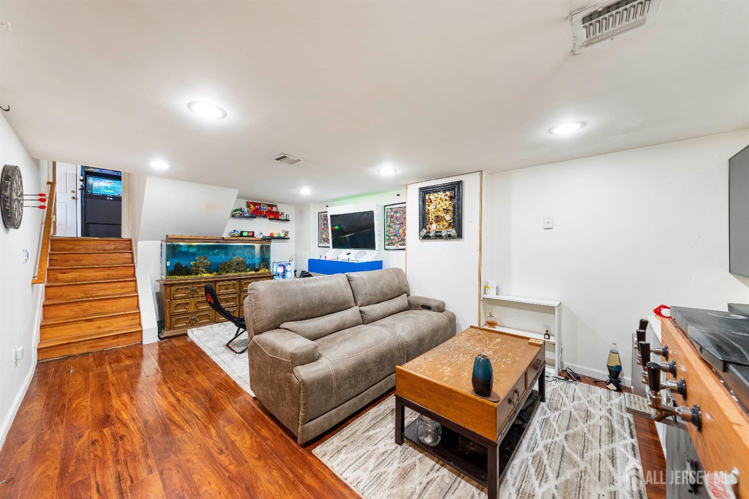 23 Pine Avenue