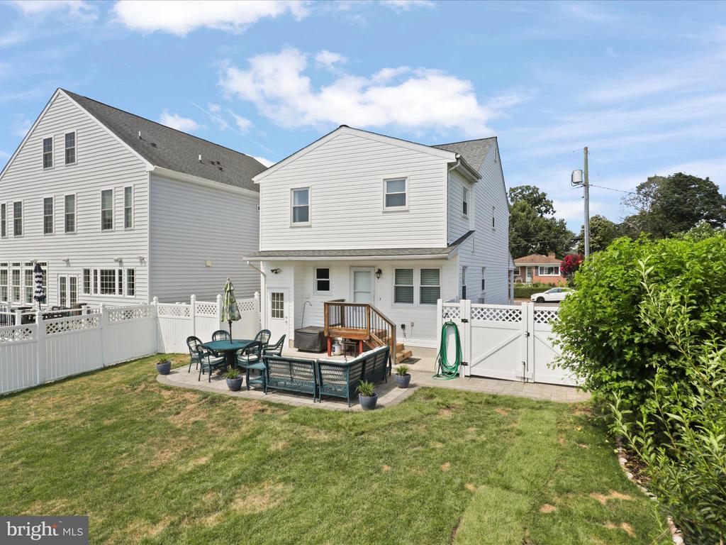 216 CATOCTIN CIRCLE NE