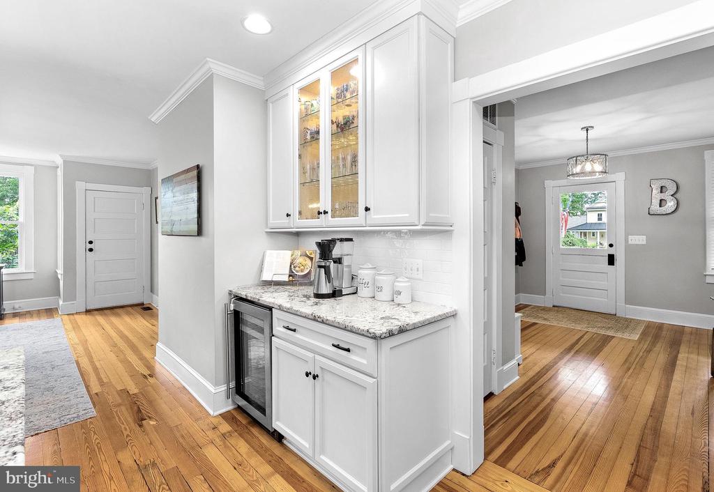9 N LOCUST STREET