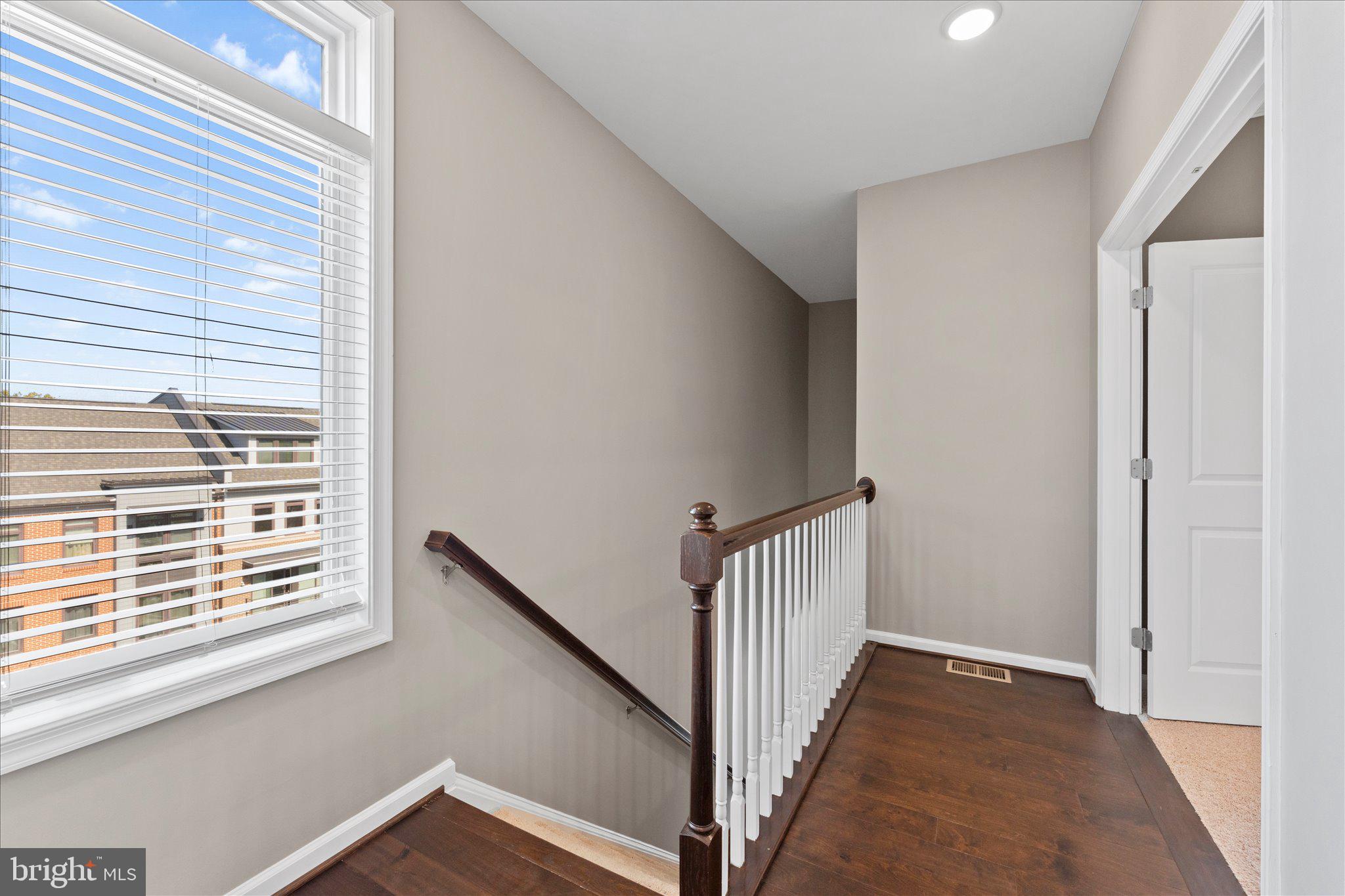 1000 RIBBON LIMESTONE TERRACE SE