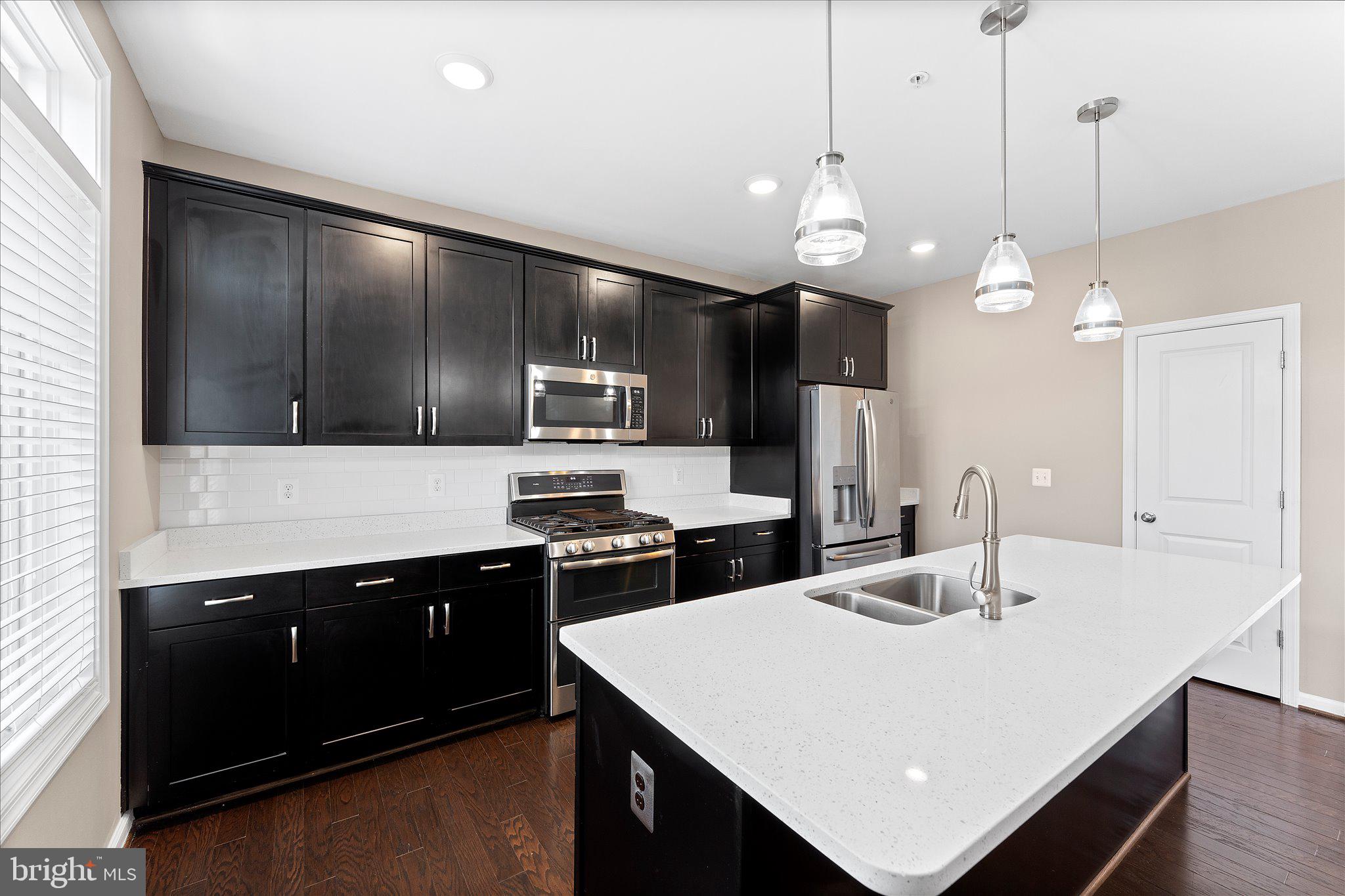 1000 RIBBON LIMESTONE TERRACE SE