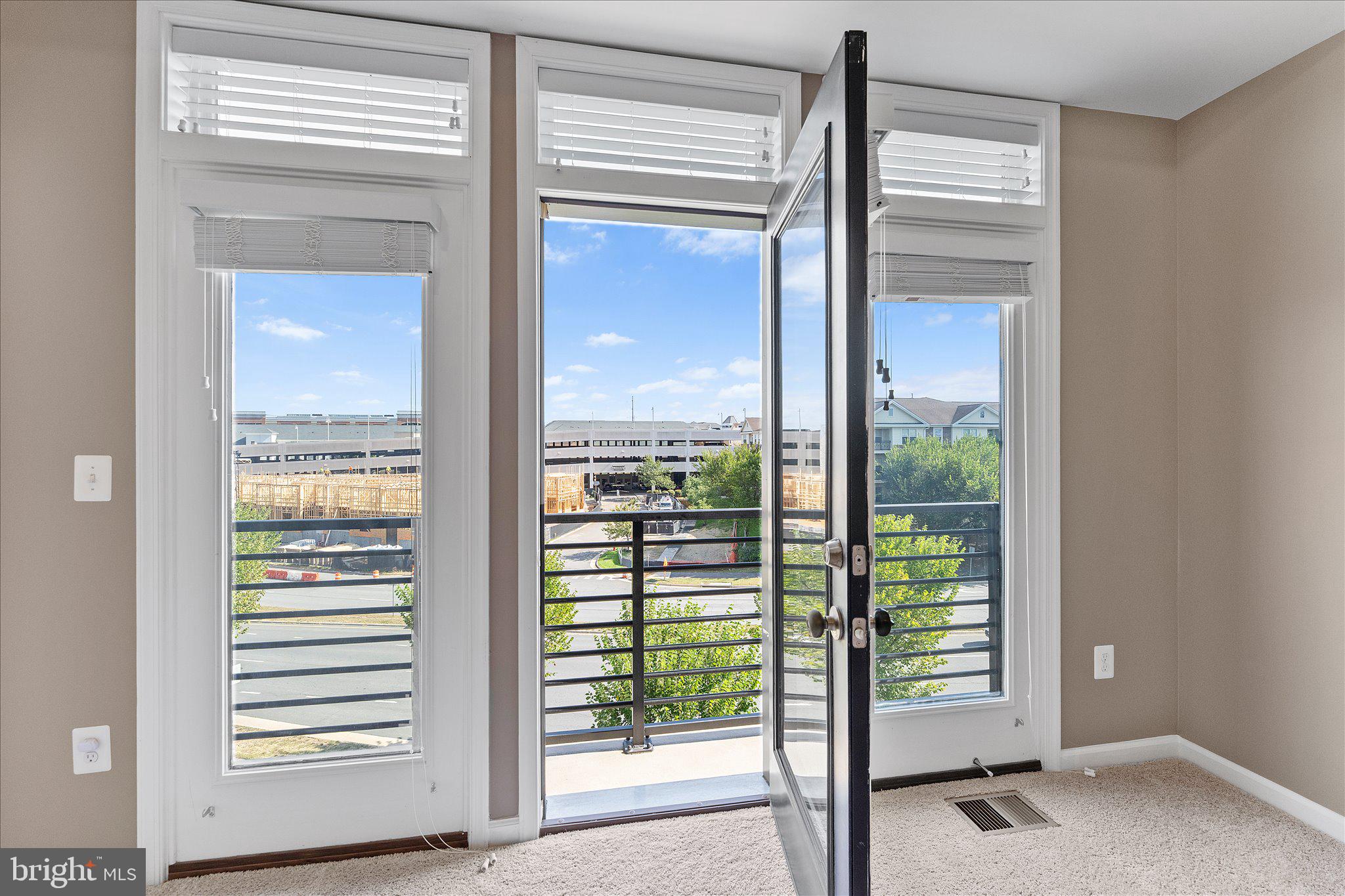 1000 RIBBON LIMESTONE TERRACE SE