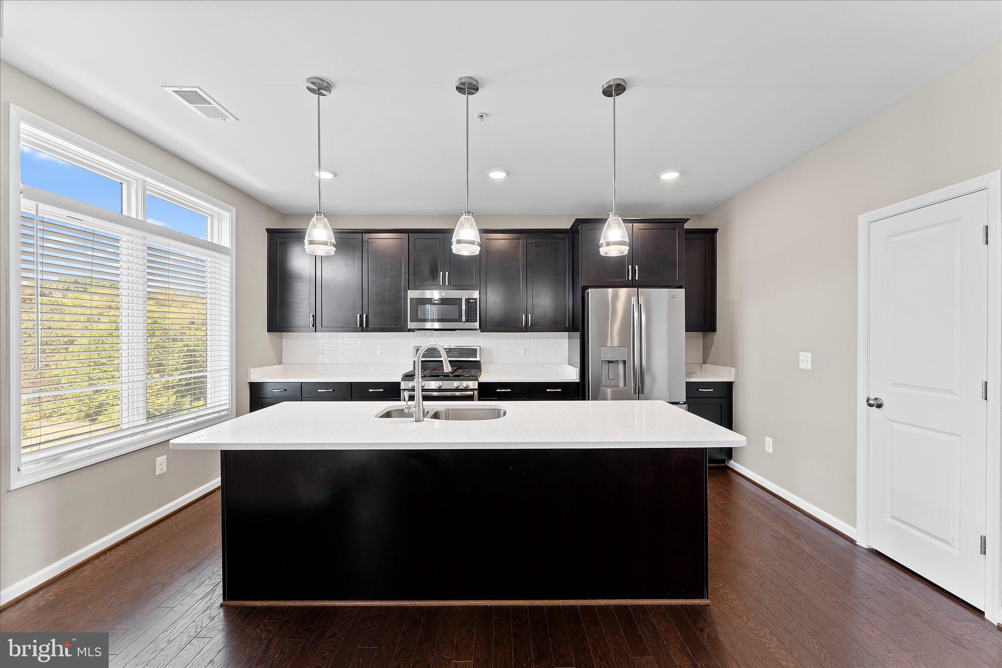 1000 RIBBON LIMESTONE TERRACE SE