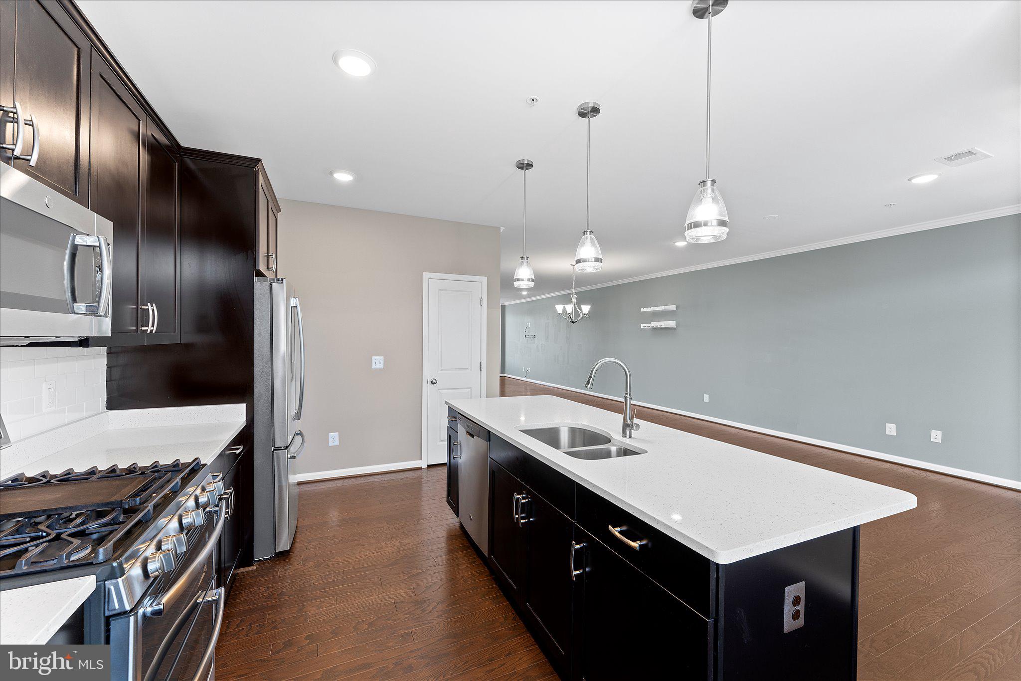 1000 RIBBON LIMESTONE TERRACE SE