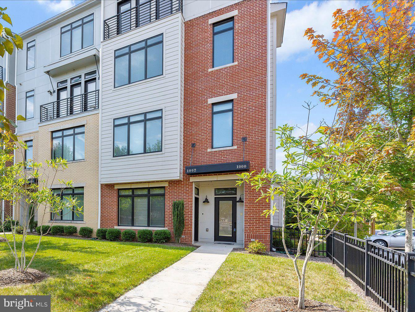 1000 RIBBON LIMESTONE TERRACE SE