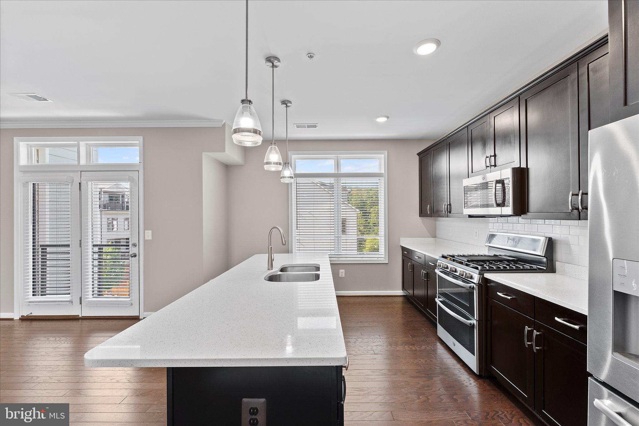 1000 RIBBON LIMESTONE TERRACE SE
