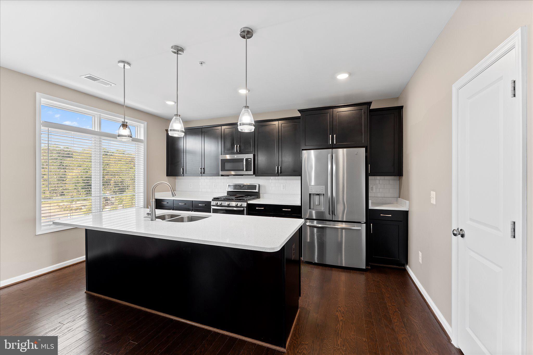 1000 RIBBON LIMESTONE TERRACE SE