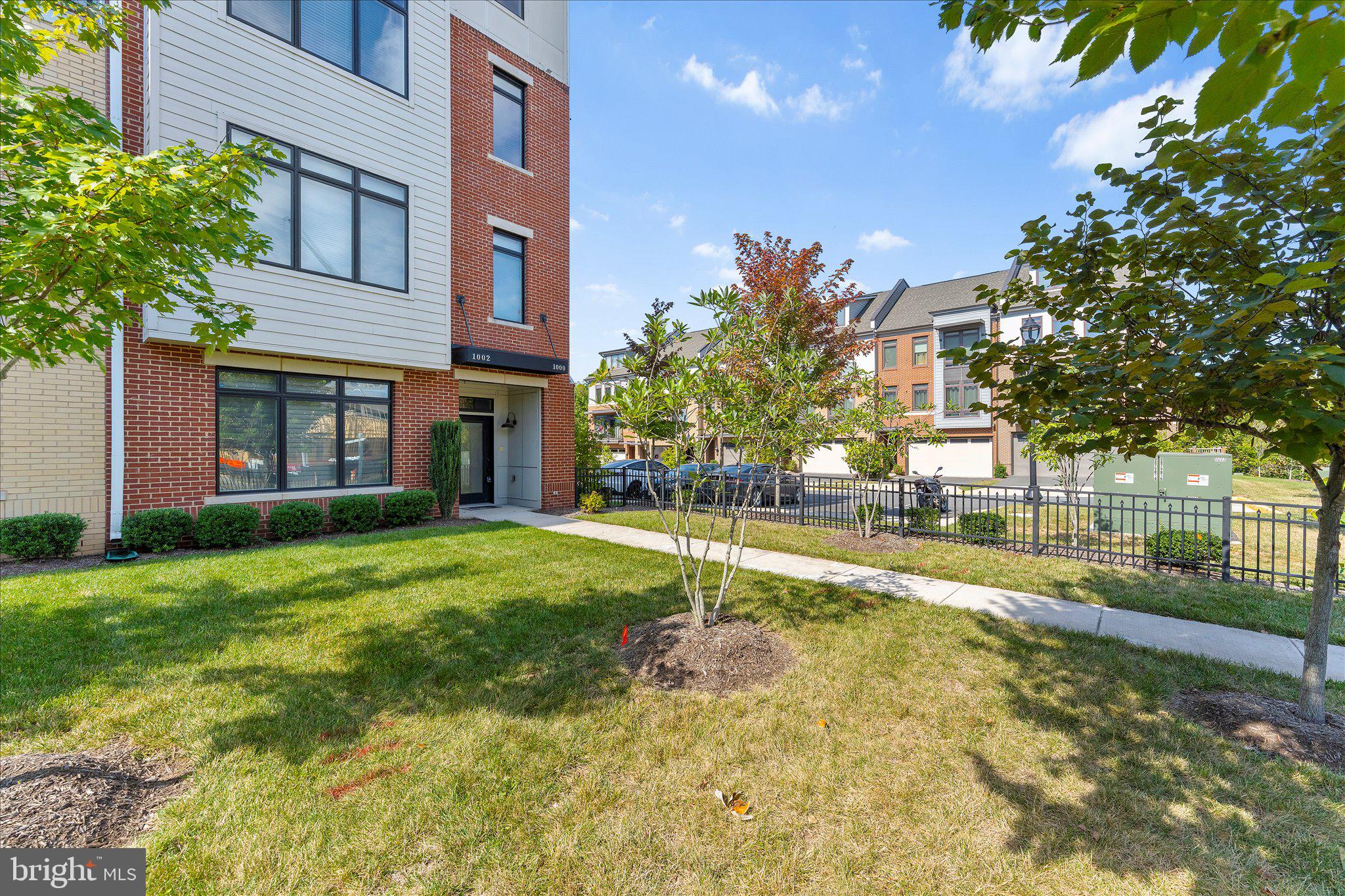 1000 RIBBON LIMESTONE TERRACE SE