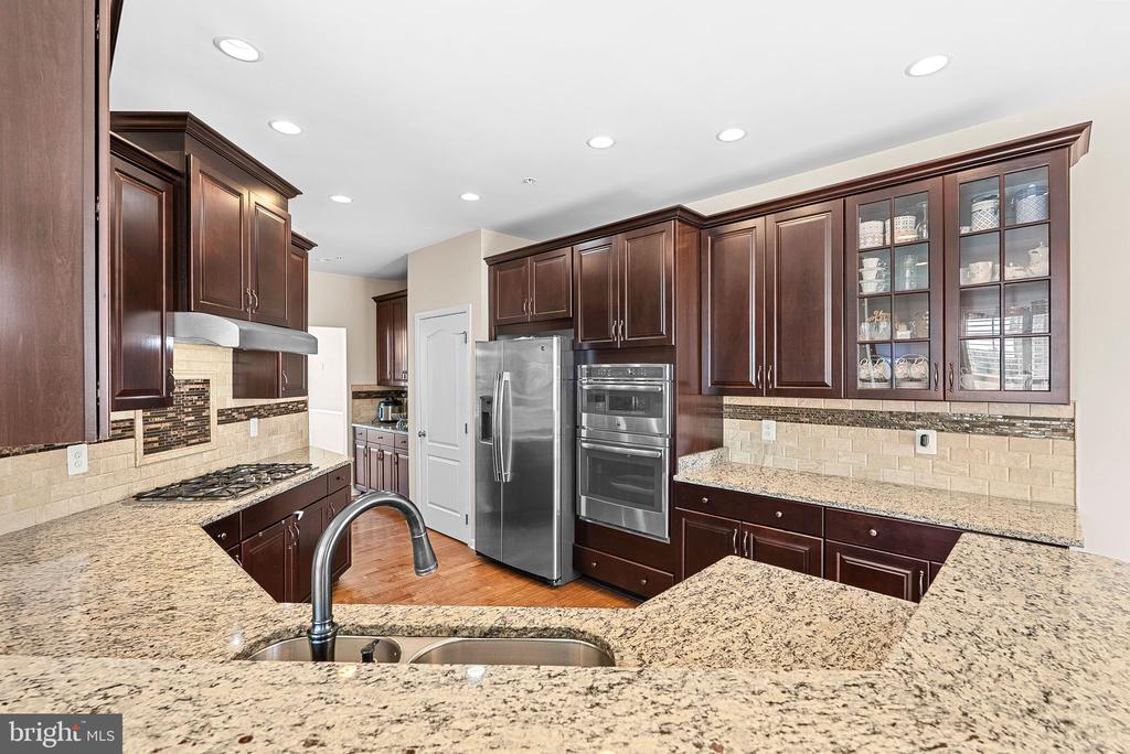 43117 SHORE SQUARE