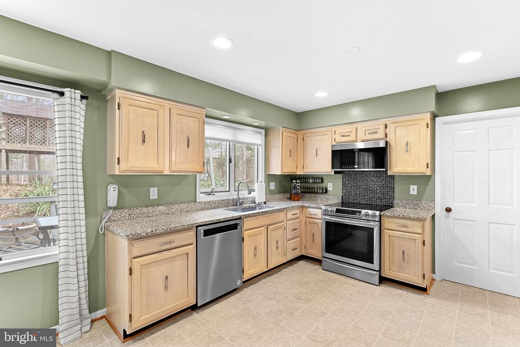 8129 BLANDSFORD DRIVE