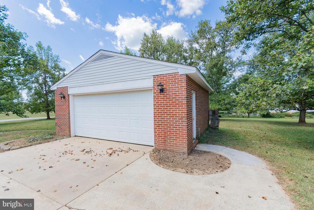 31 LOCUST HILL DRIVE