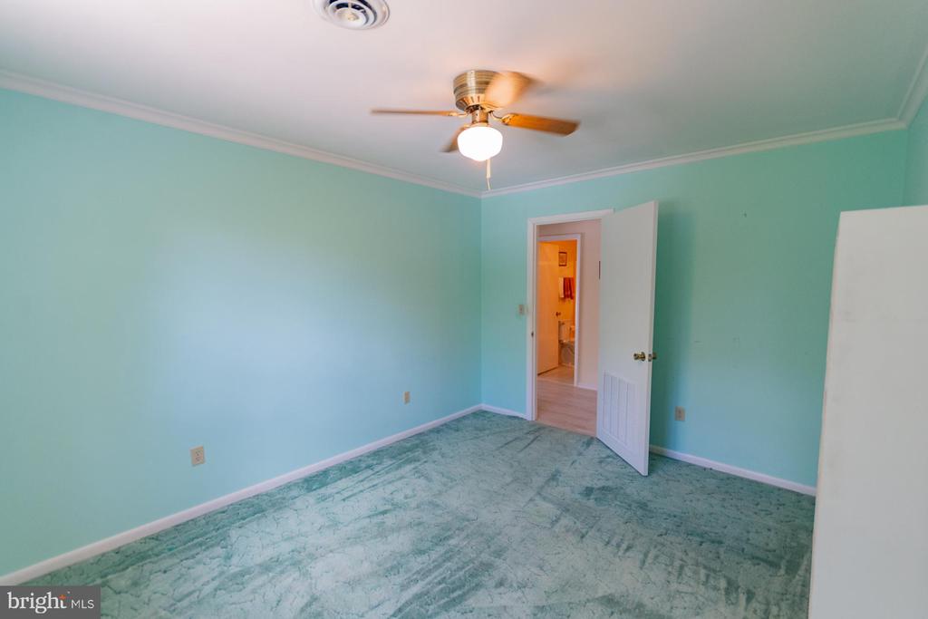 31 LOCUST HILL DRIVE