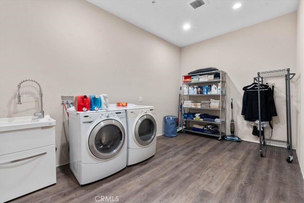 255 W 21st Street