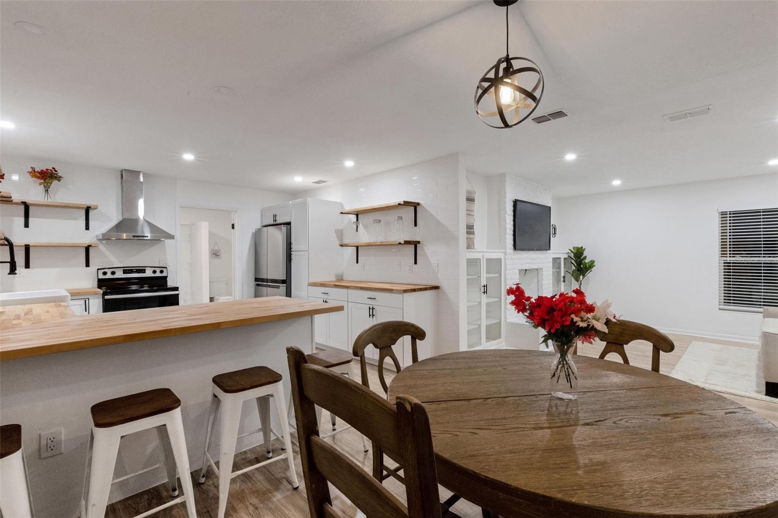 375 ROOSEVELT AVENUE