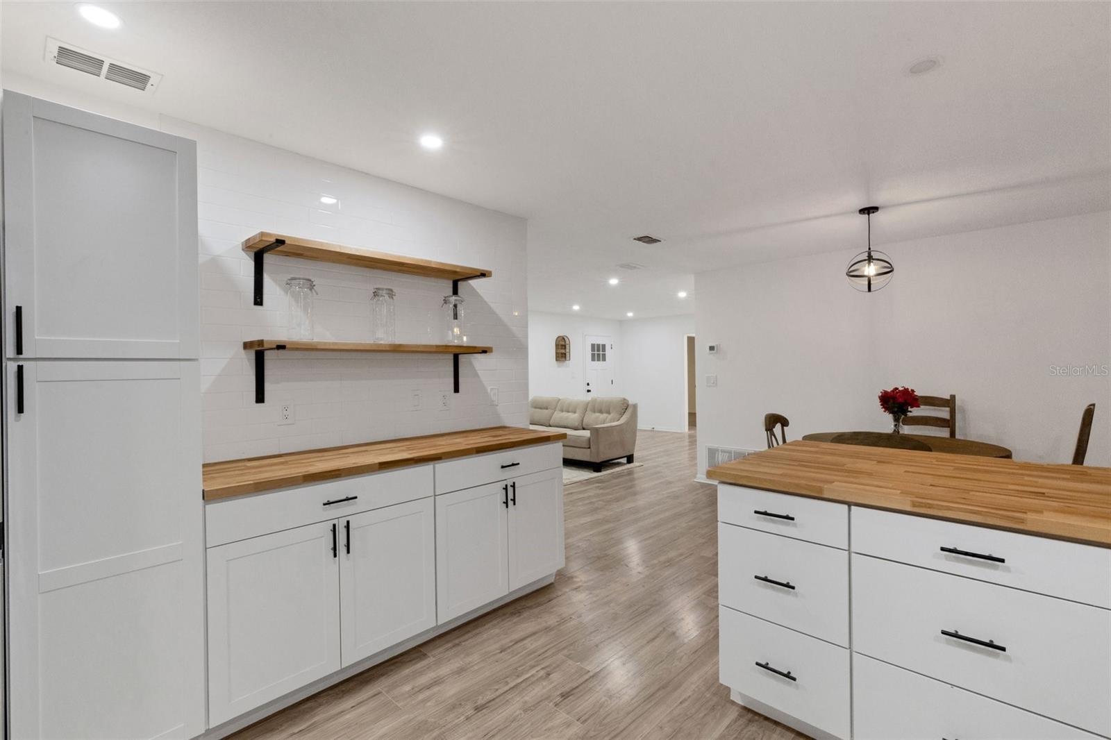 375 ROOSEVELT AVENUE