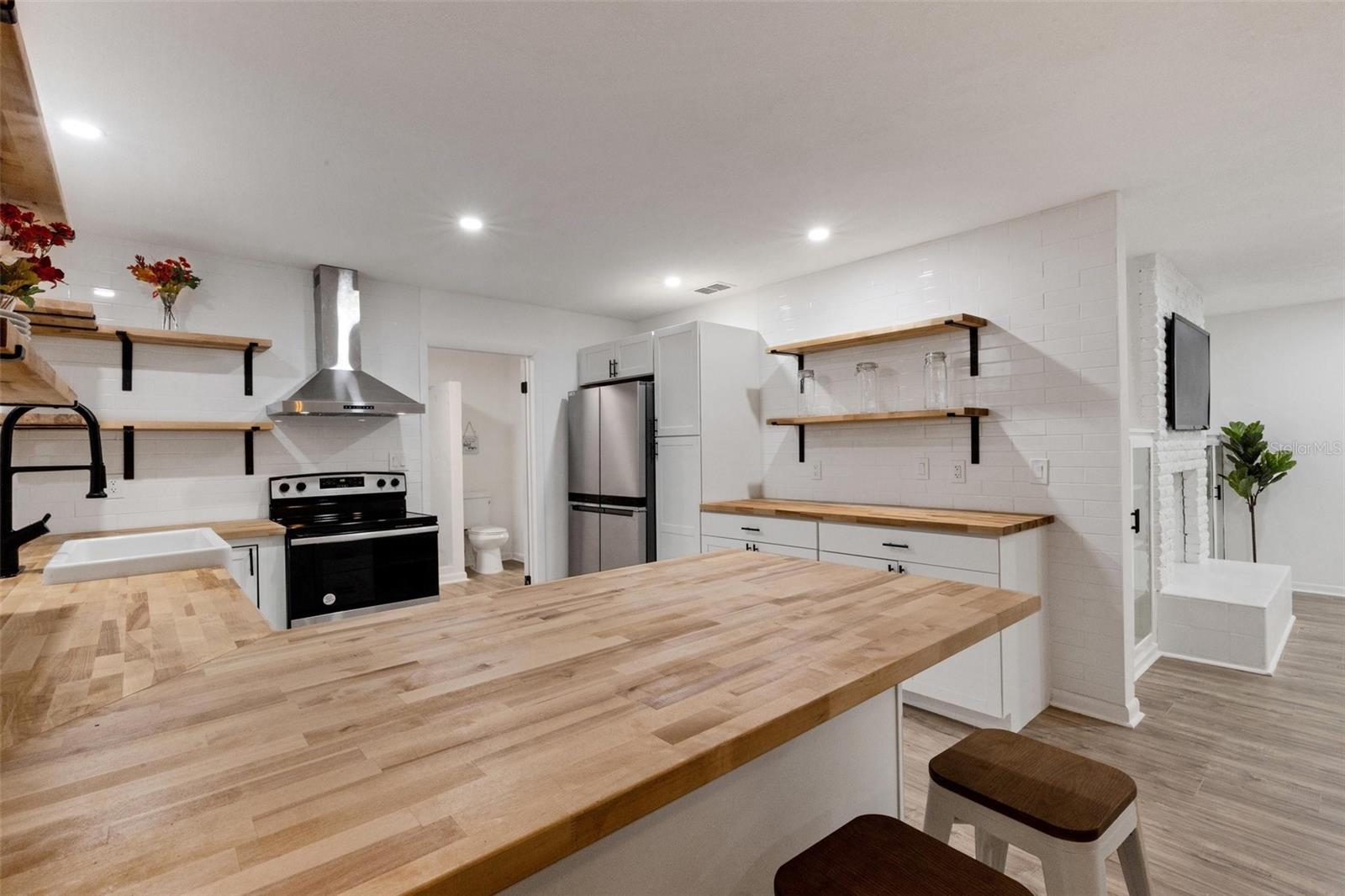 375 ROOSEVELT AVENUE