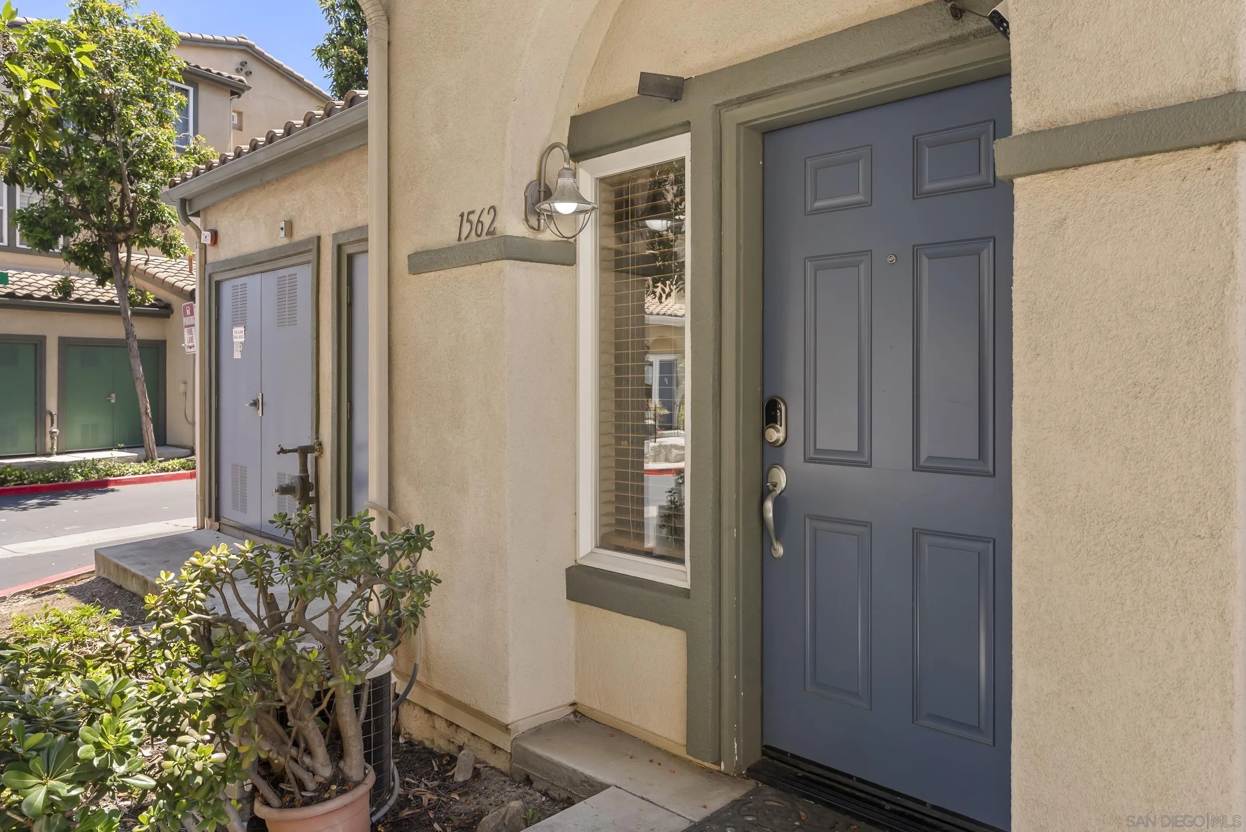 1562 Paseo Aurora