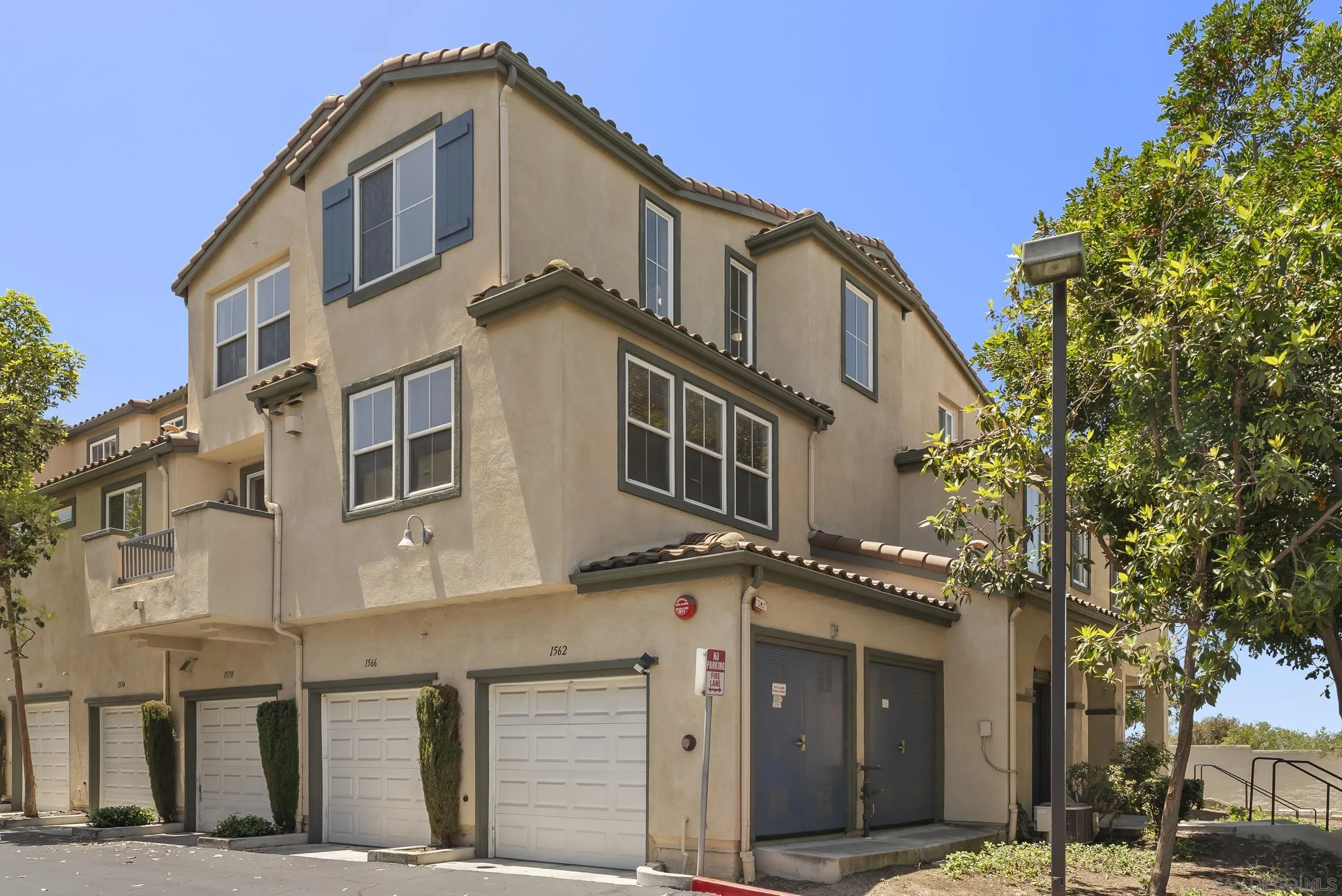 1562 Paseo Aurora