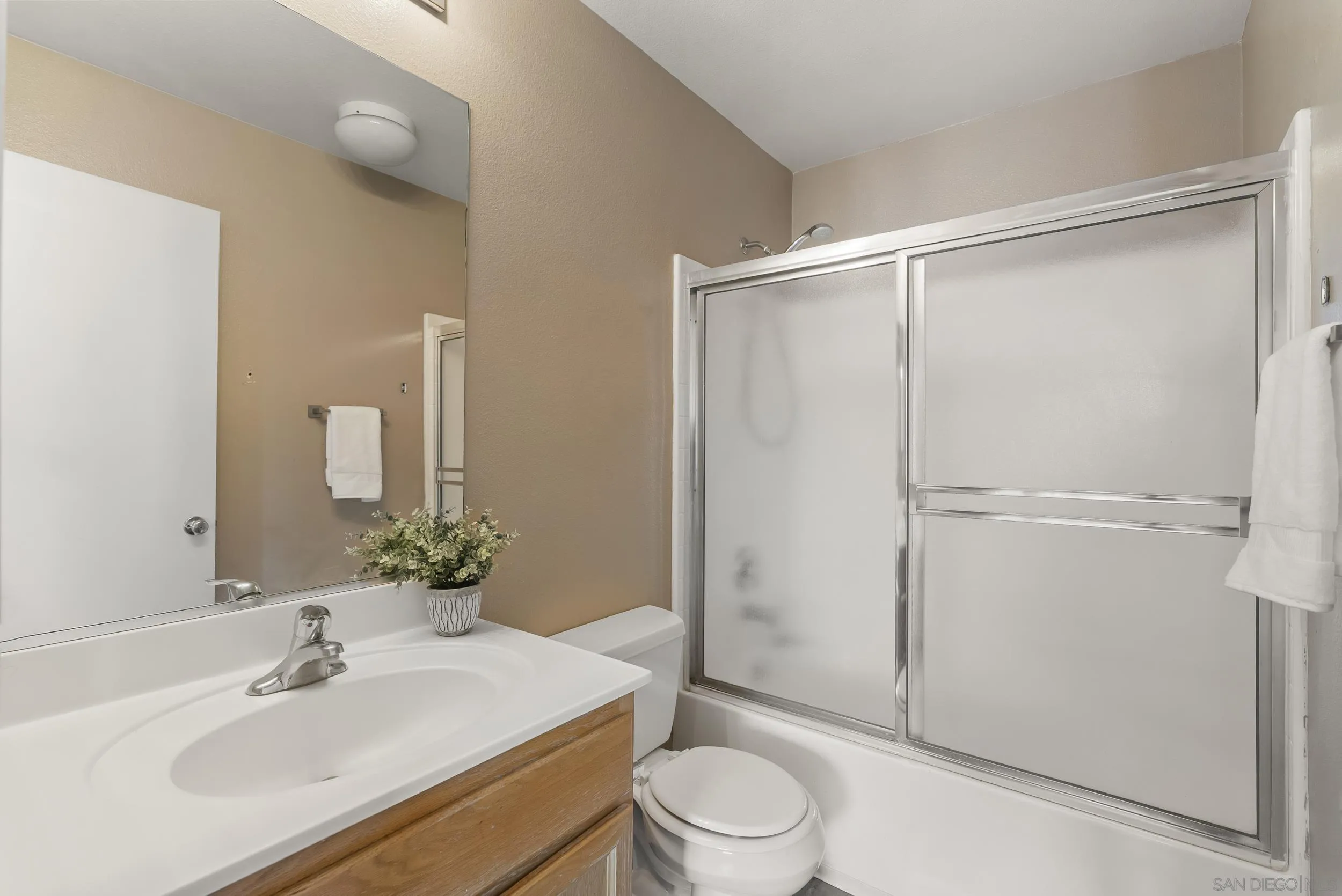 1562 Paseo Aurora