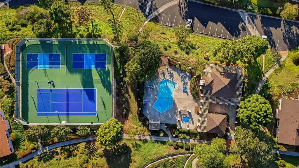 1712 Burgundy Road