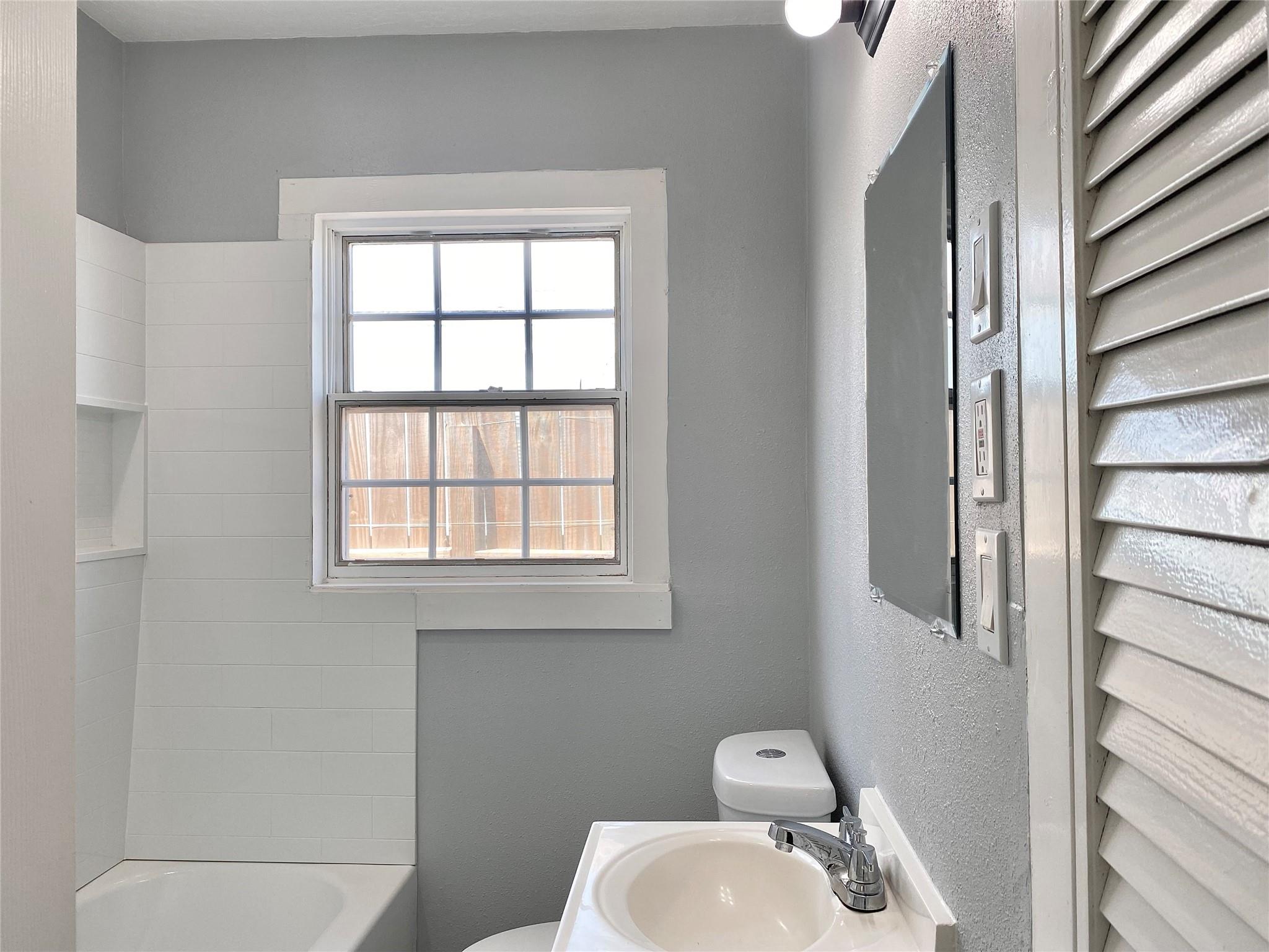 2371 Broadway Street E, San Leon