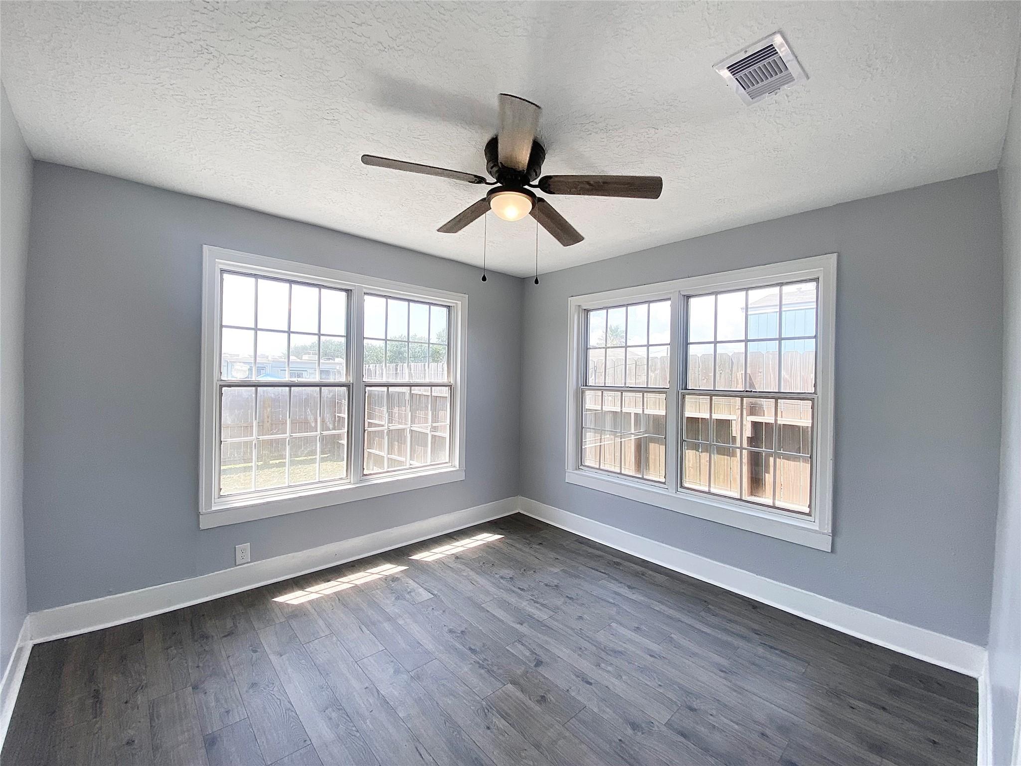 2371 Broadway Street E, San Leon