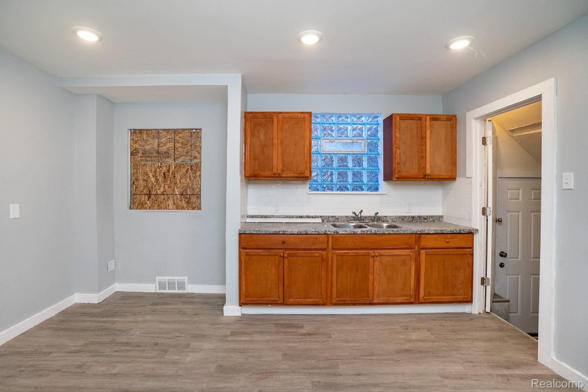 10111 ROXBURY Street