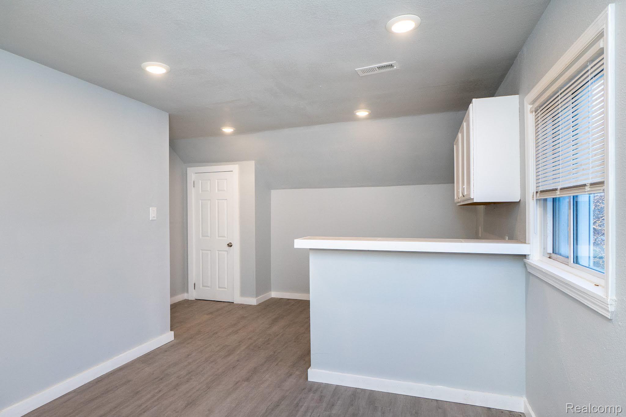 10111 ROXBURY Street