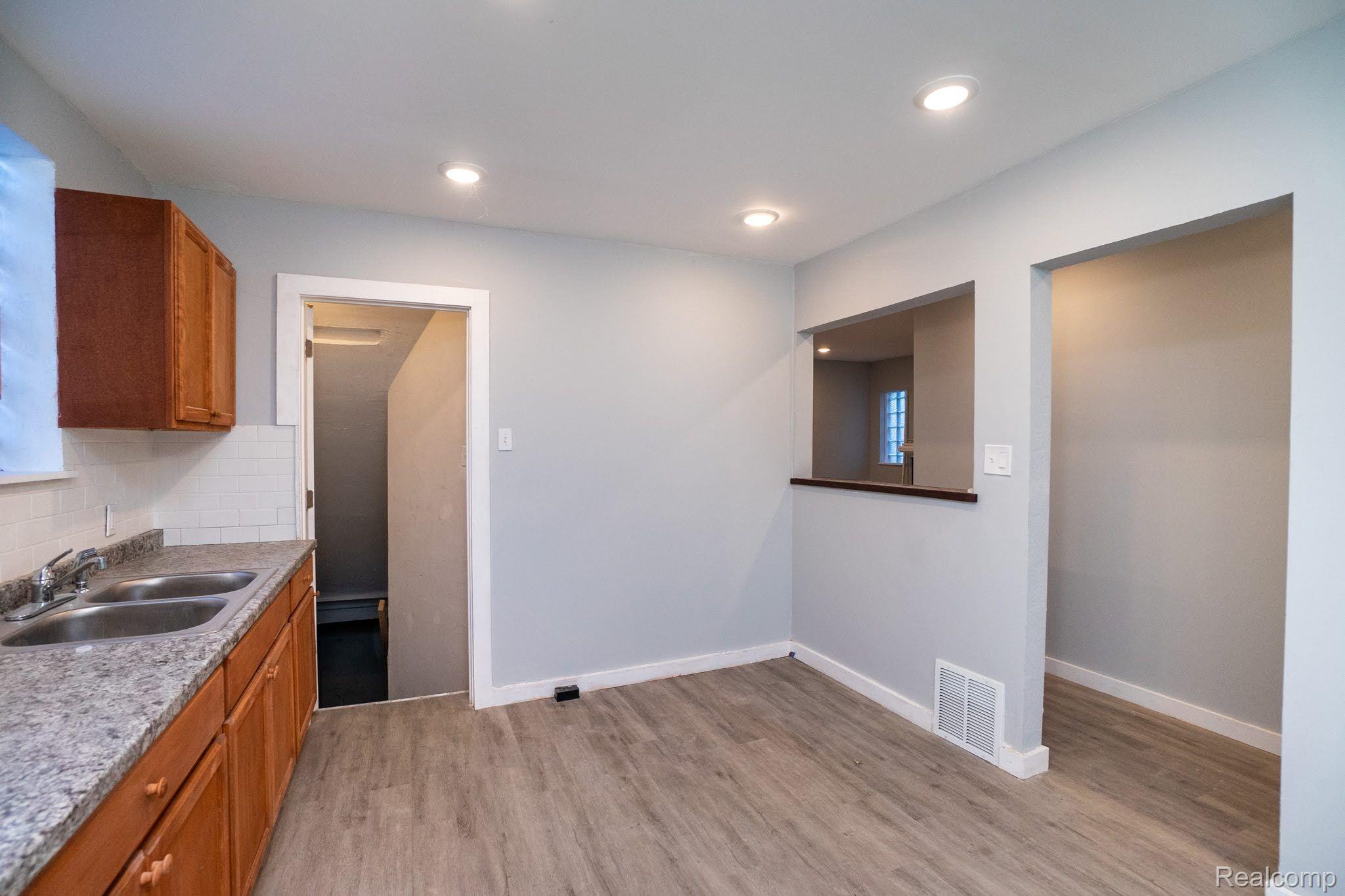 10111 ROXBURY Street