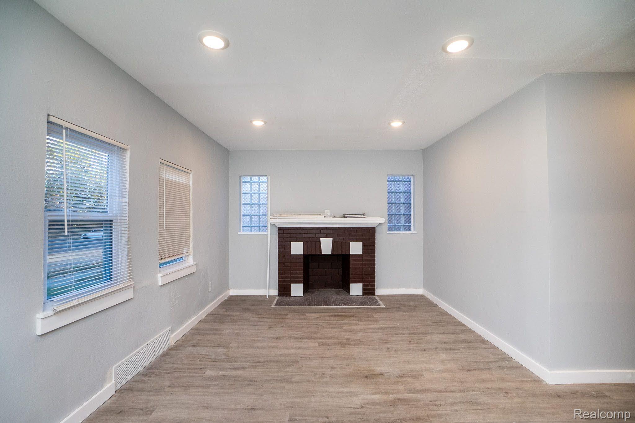 10111 ROXBURY Street