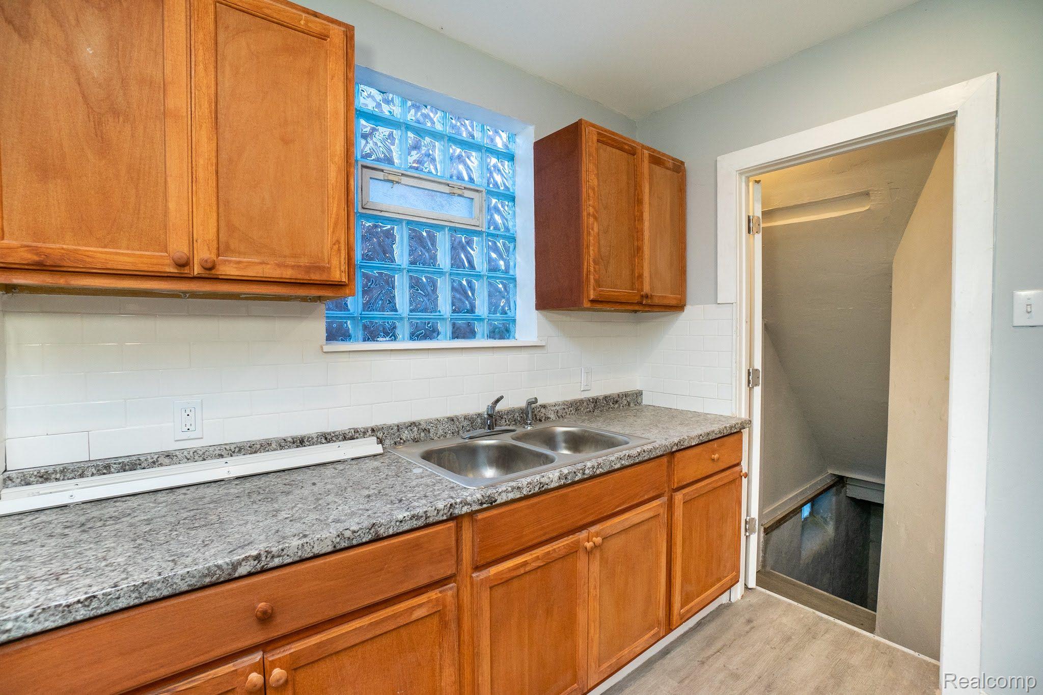 10111 ROXBURY Street