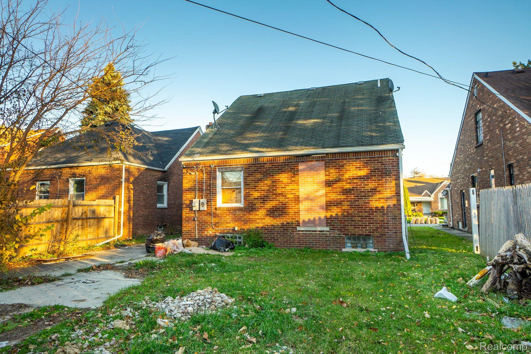 10111 ROXBURY Street