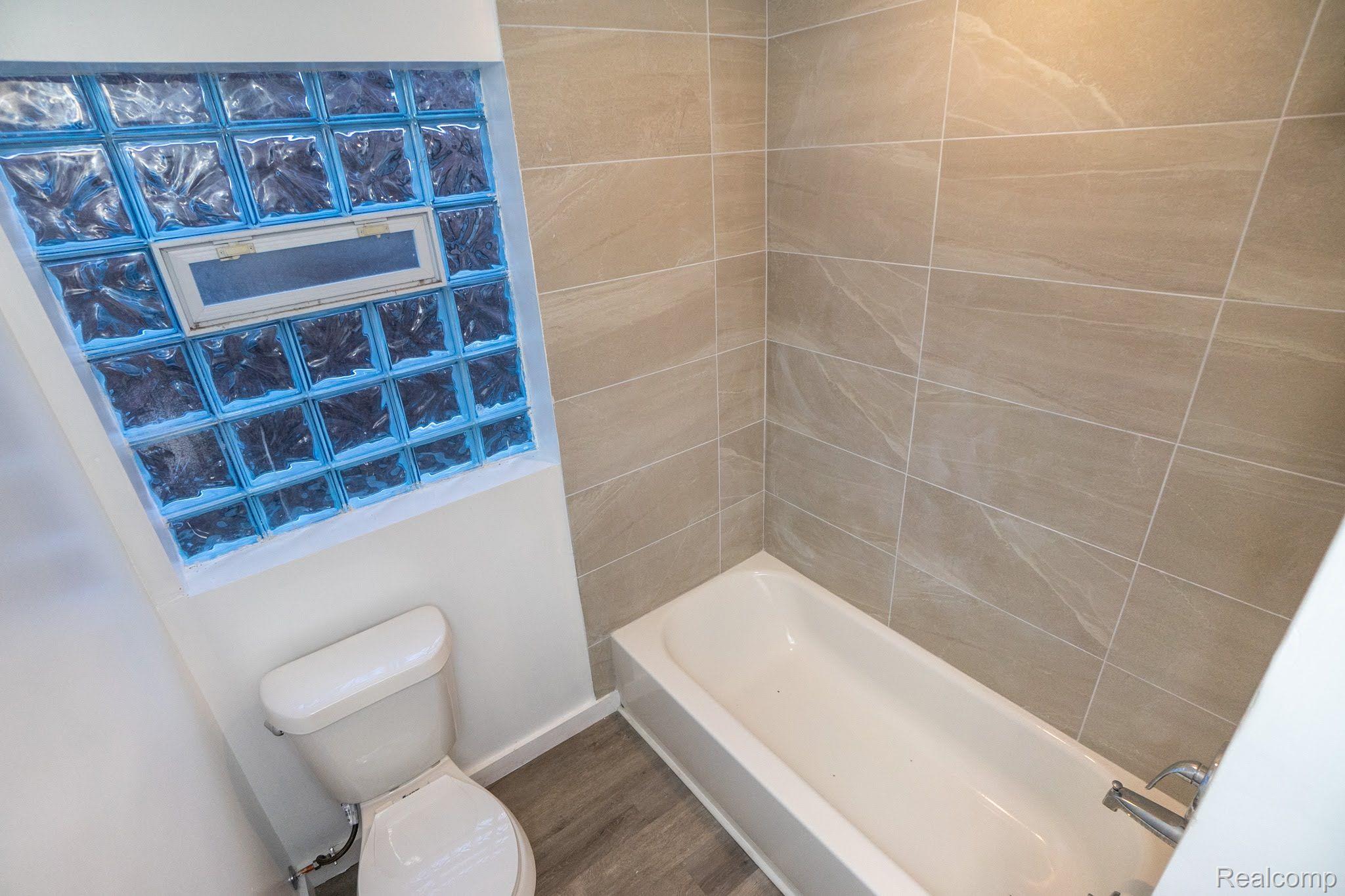 10111 ROXBURY Street