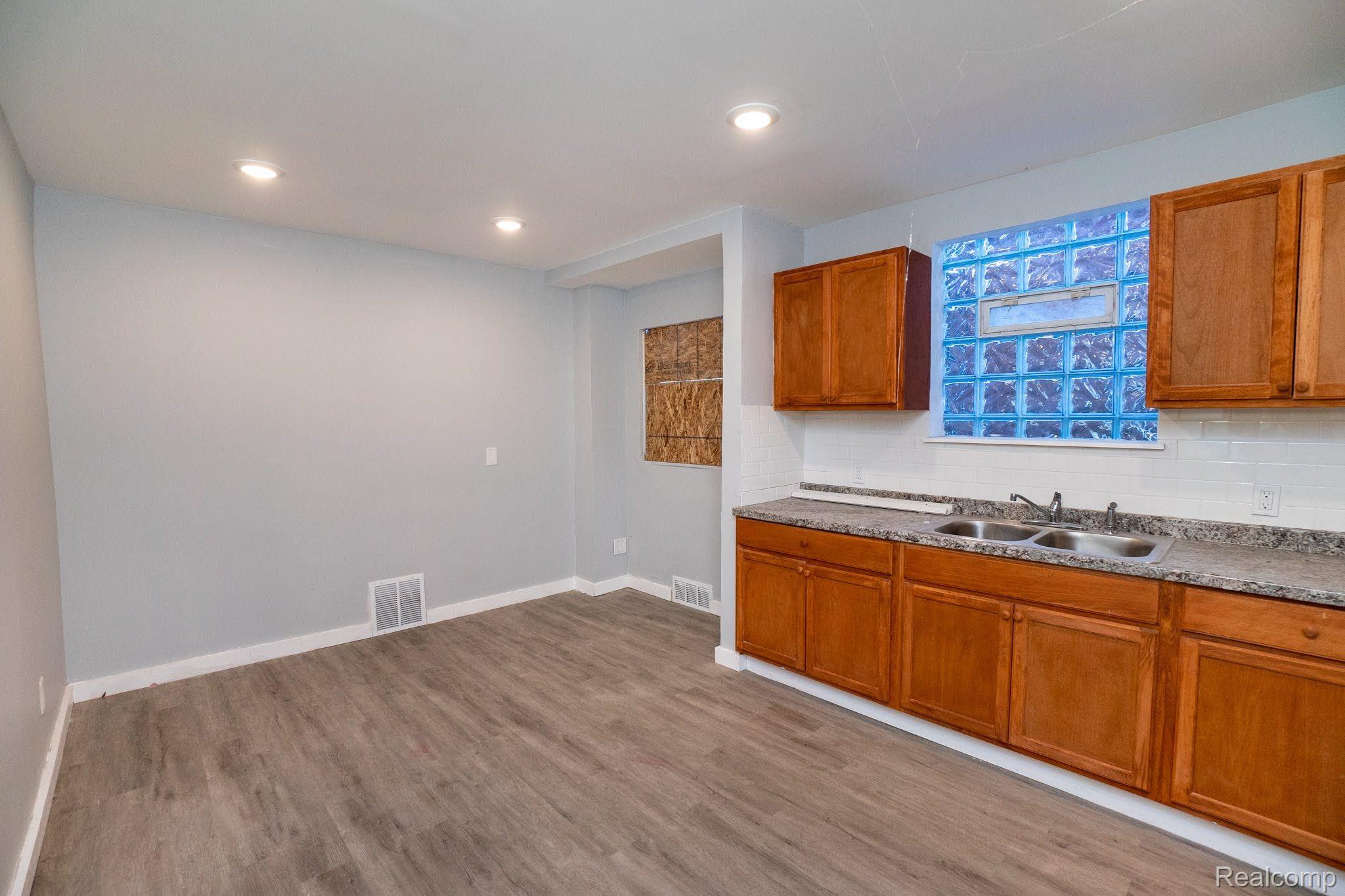 10111 ROXBURY Street