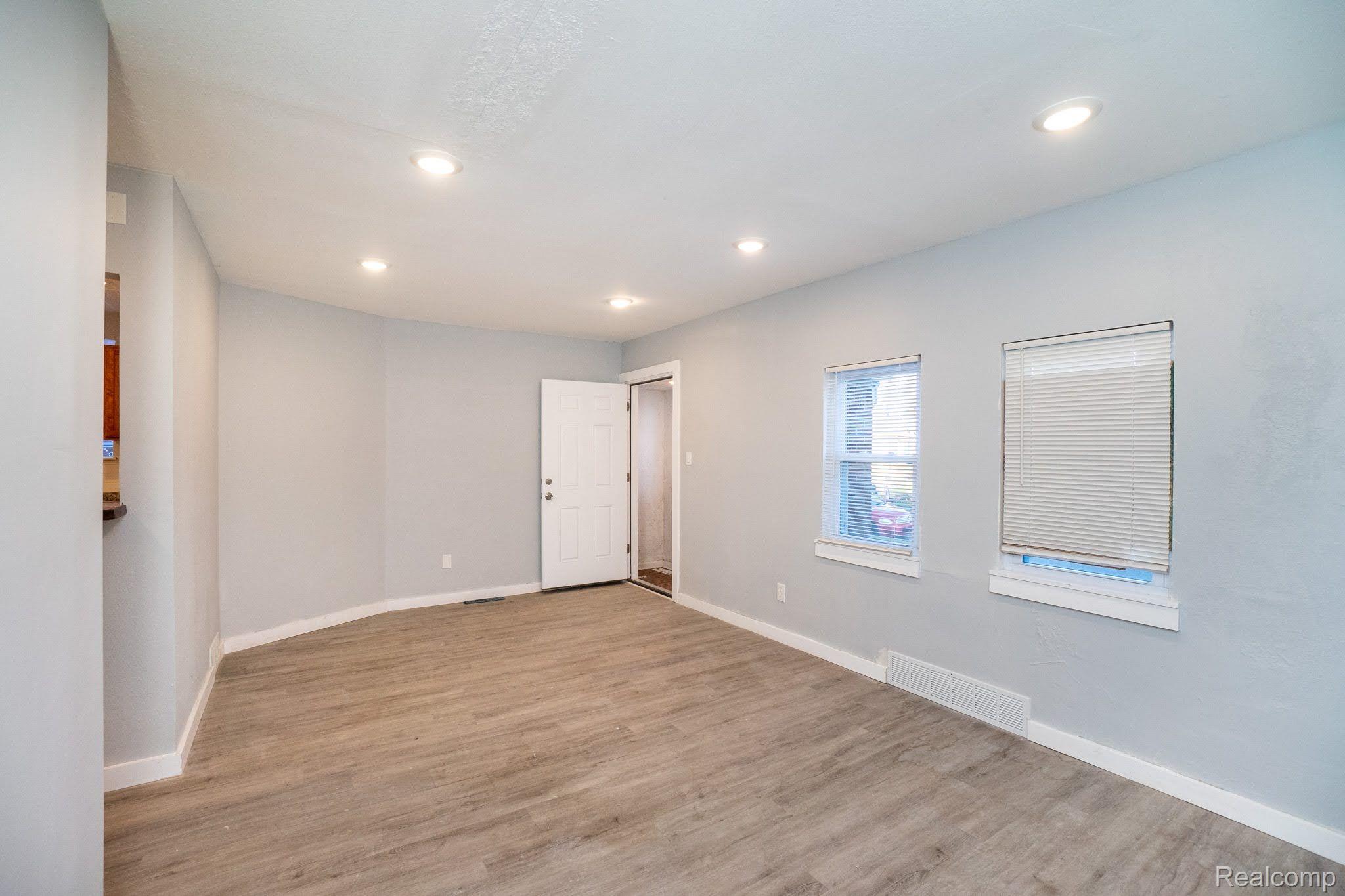 10111 ROXBURY Street