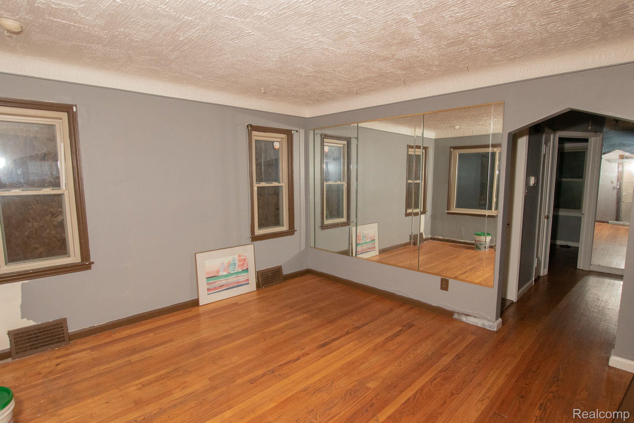 19344 DRESDEN Street