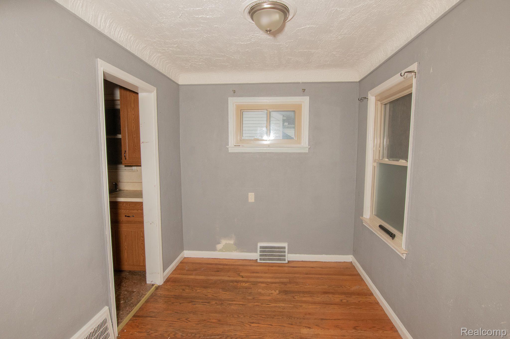 19344 DRESDEN Street