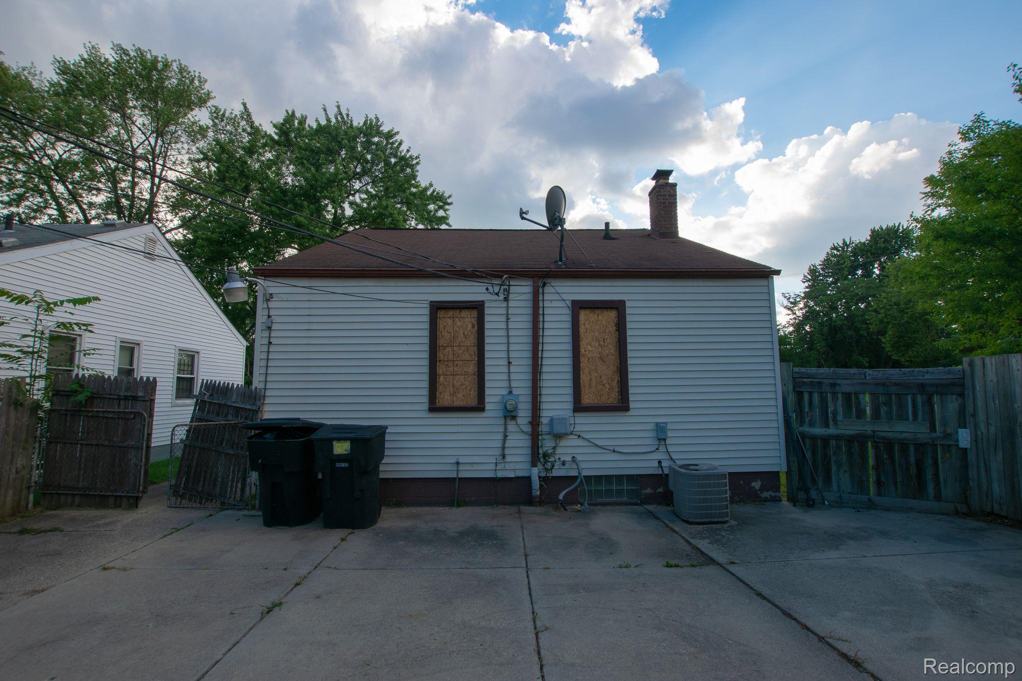 19344 DRESDEN Street