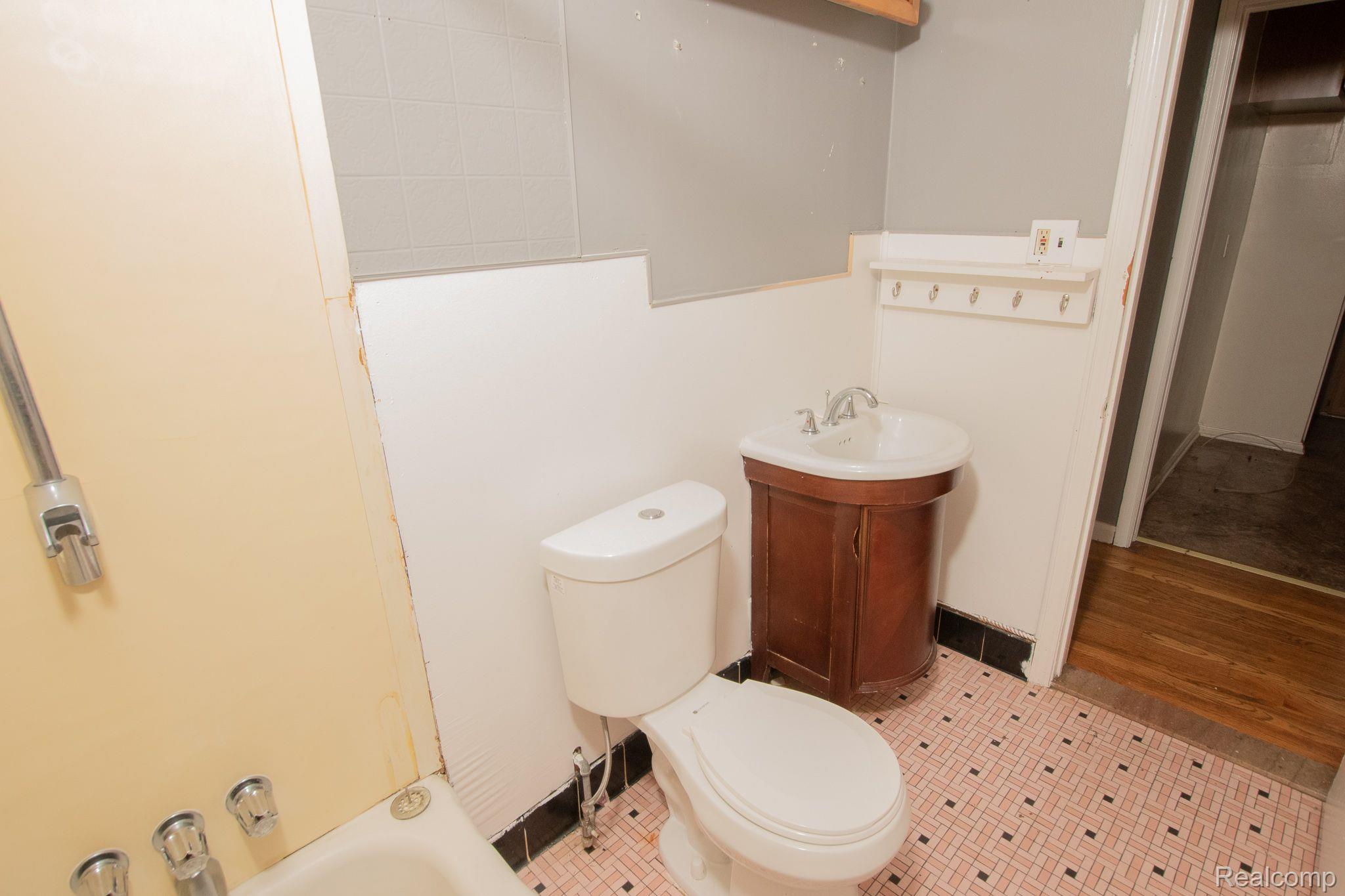 19344 DRESDEN Street