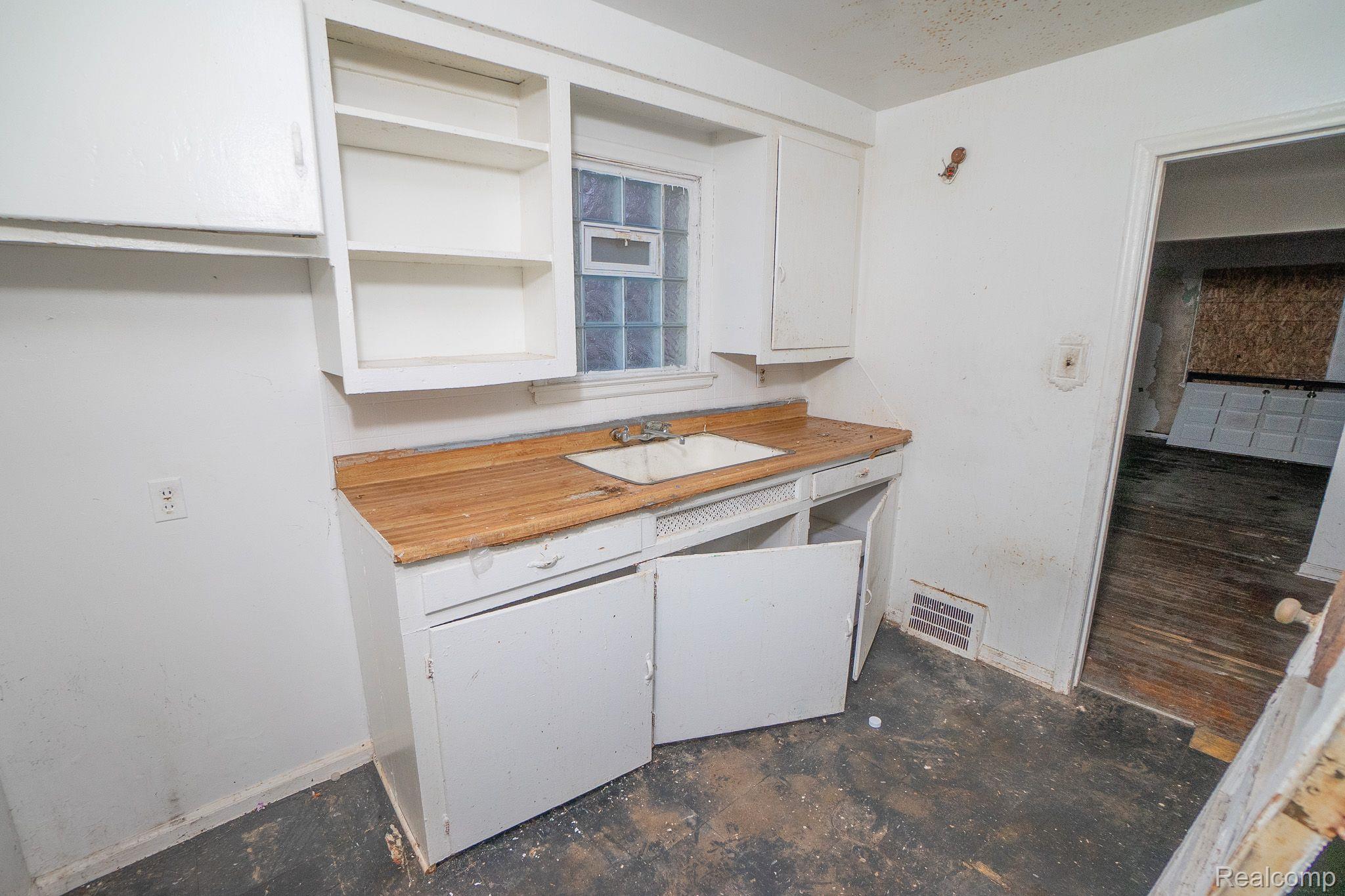 19222 RIOPELLE Street