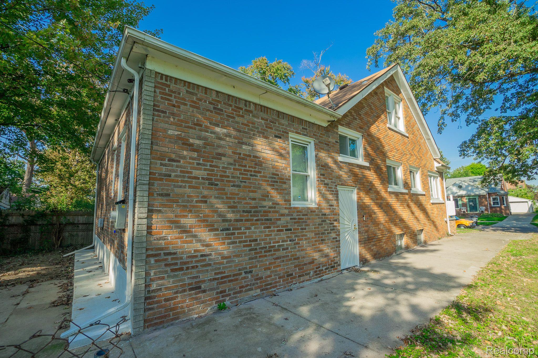 4821 BUCKINGHAM Avenue