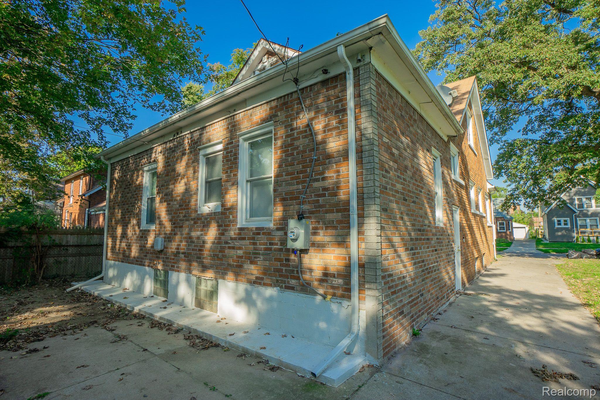 4821 BUCKINGHAM Avenue