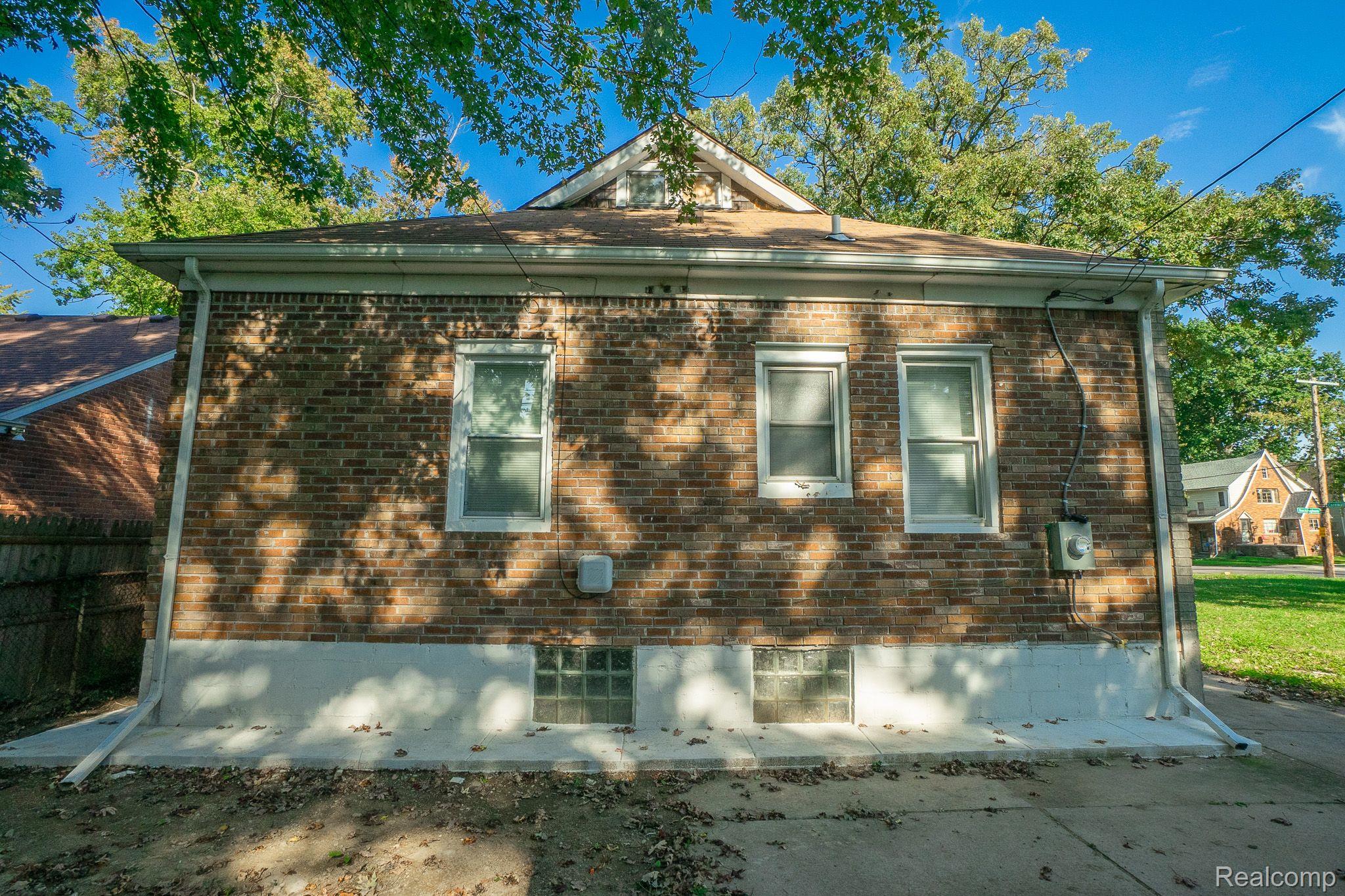 4821 BUCKINGHAM Avenue