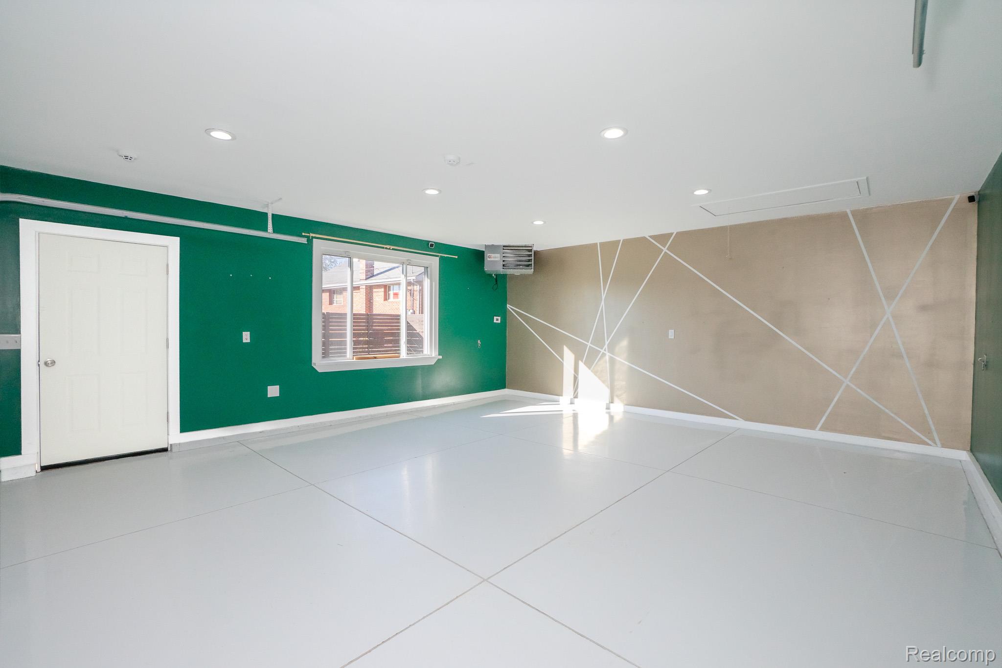 17921 Oakdale Street