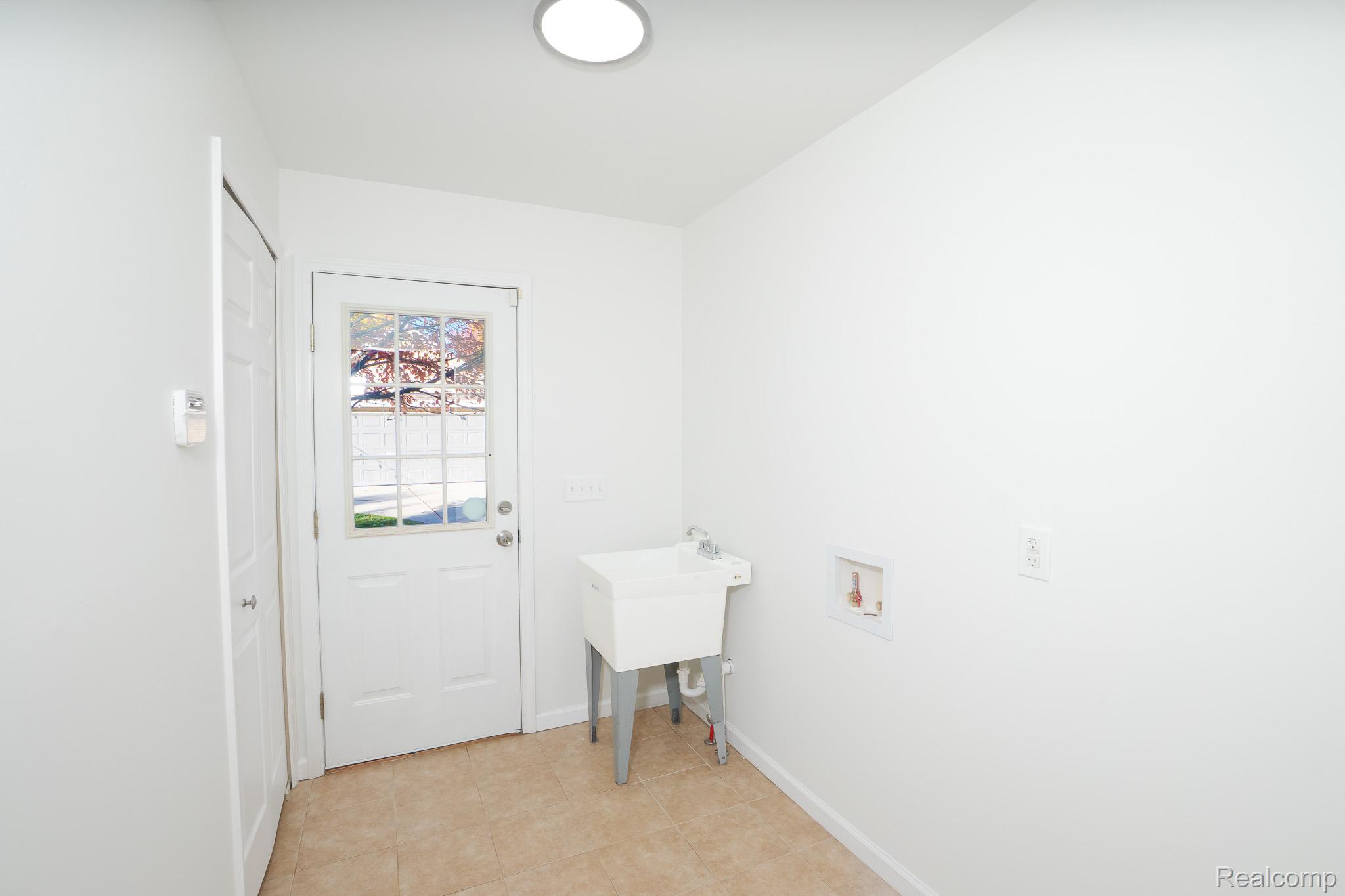 17921 Oakdale Street