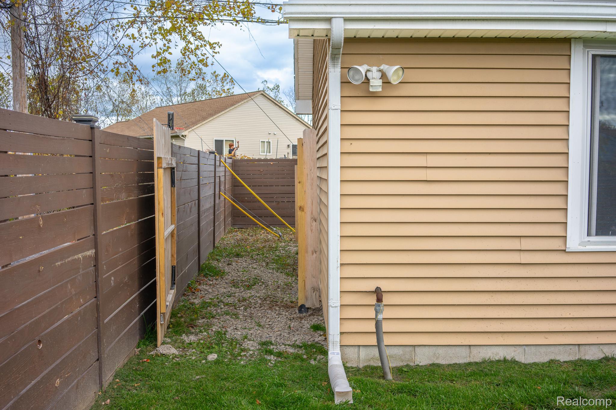 17921 Oakdale Street