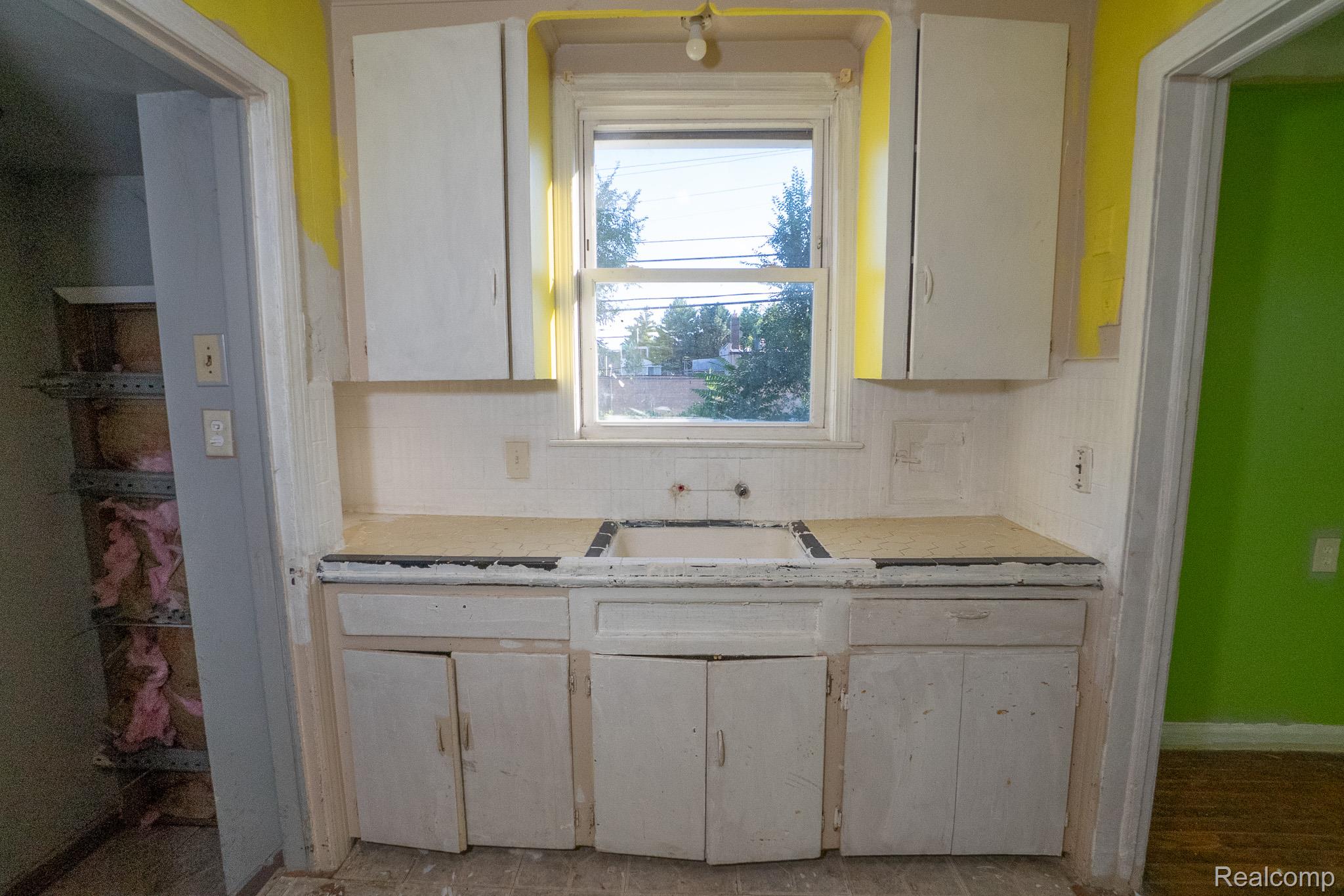 19140 ALGONAC Street