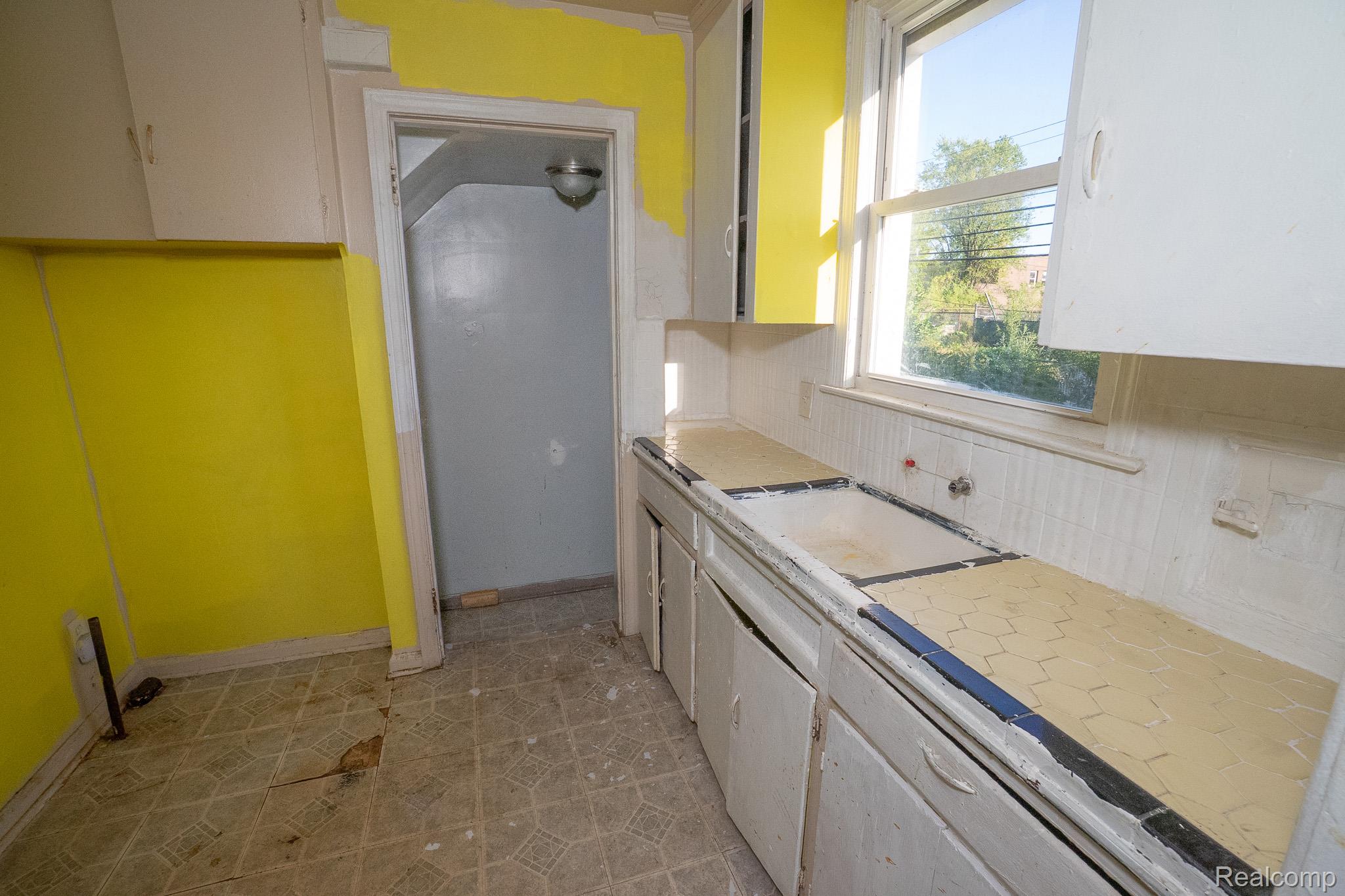 19140 ALGONAC Street