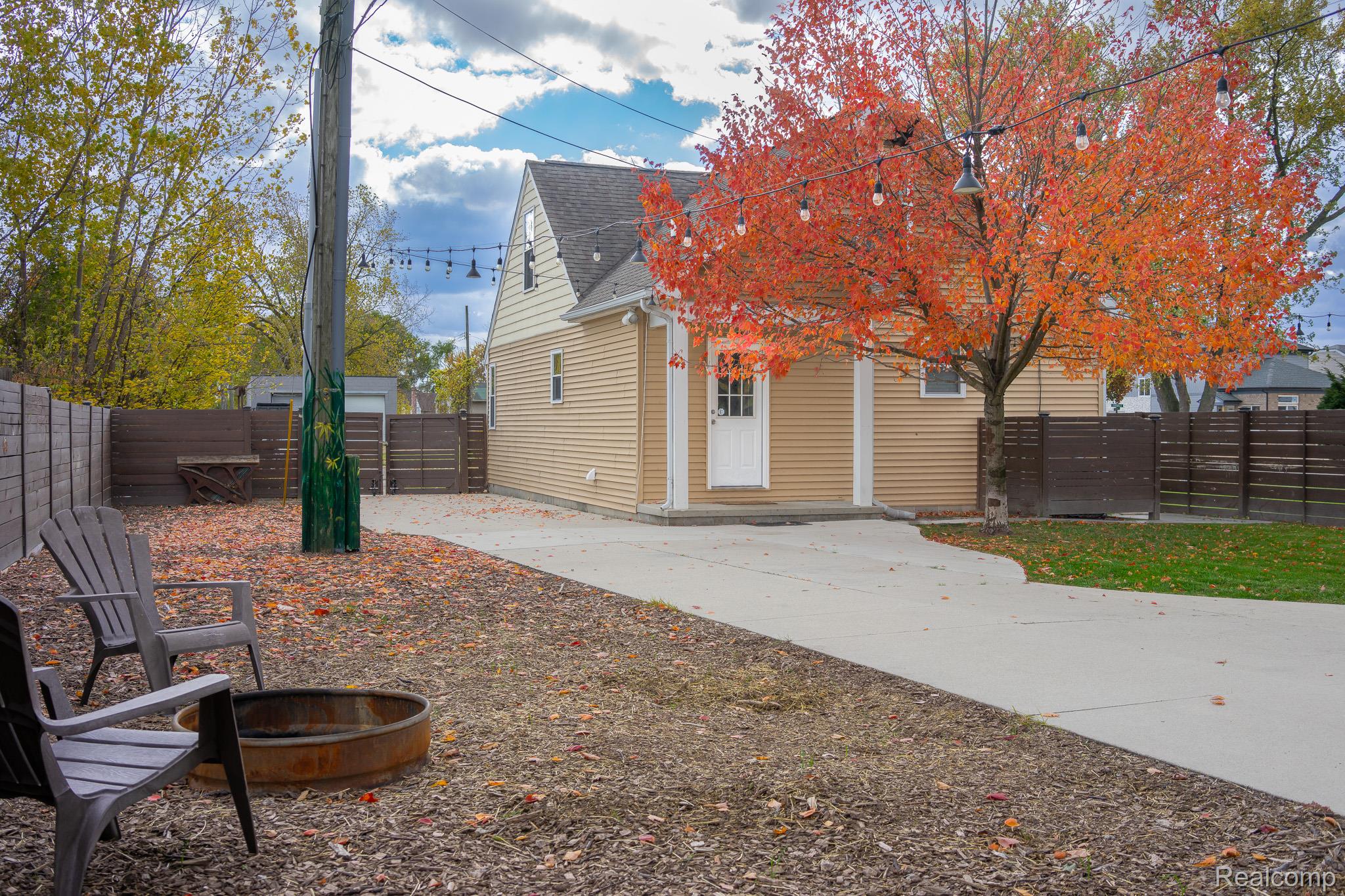 17921 Oakdale Street